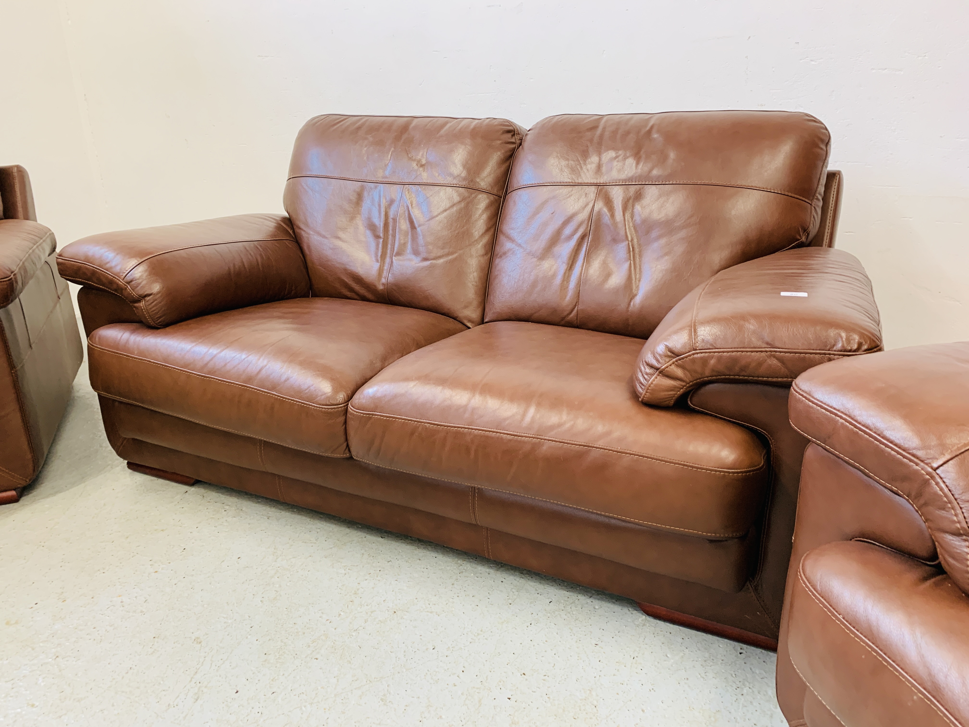 A GOOD QUALITY TAN LEATHER THREE PIECE LOUNGE SUITE WITH MATCHING FOOT STOOL - Image 6 of 24