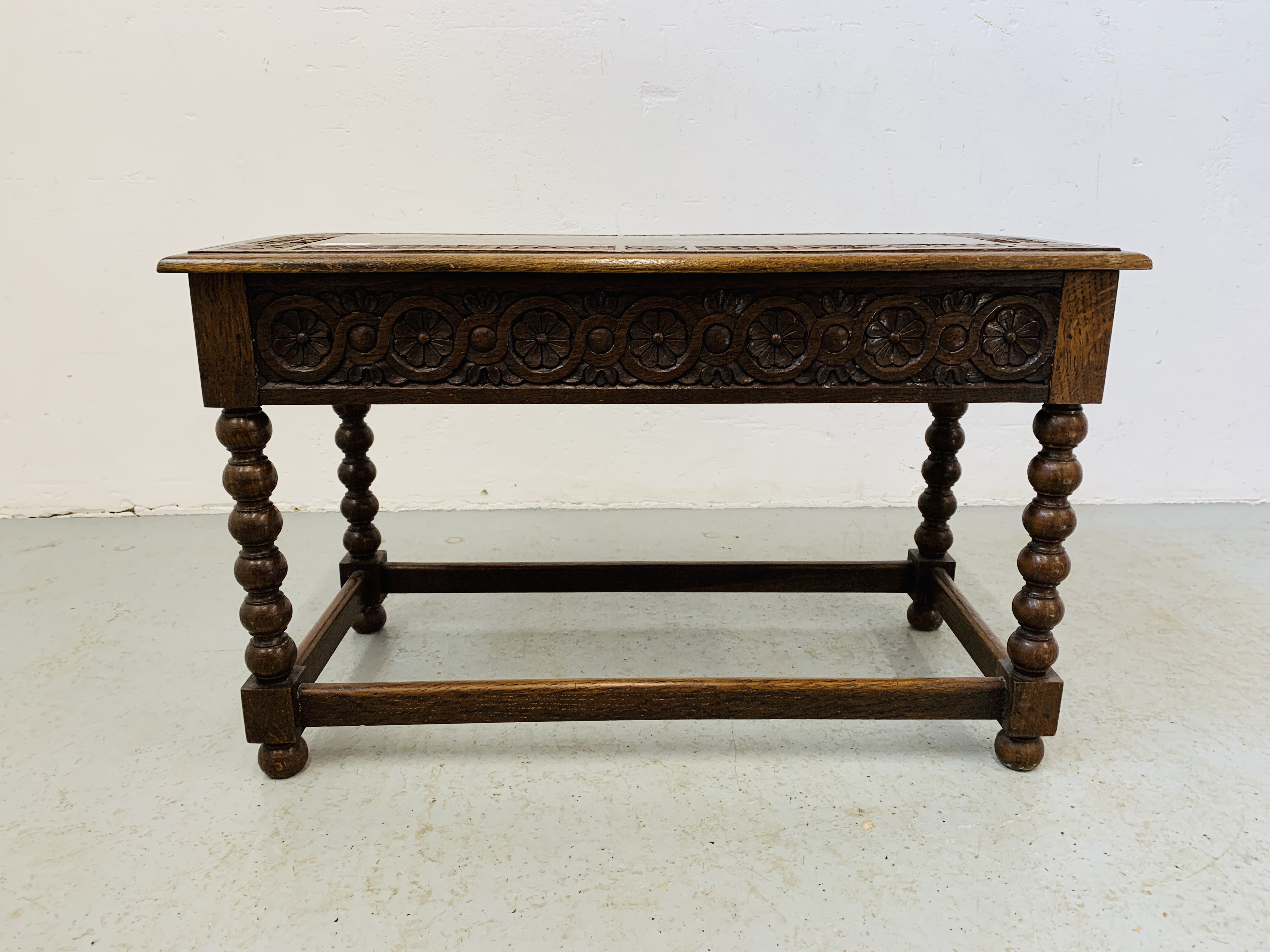A HAND CARVED OAK SIDE TABLE WITH HINGED TOP AND BOBBIN DETAILED SUPPORTS - W 75CM. D 37CM. H 46CM. - Image 3 of 8