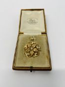 A 15CT GOLD PEARL BROOCH / PENDANT, THE CENTRE SET WITH SMALL OLD CUT DIAMONDS.