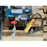 A SILVERLINE 500W ELECTRIC HOIST (INSTRUCTIONS WITH AUCTIONEER)