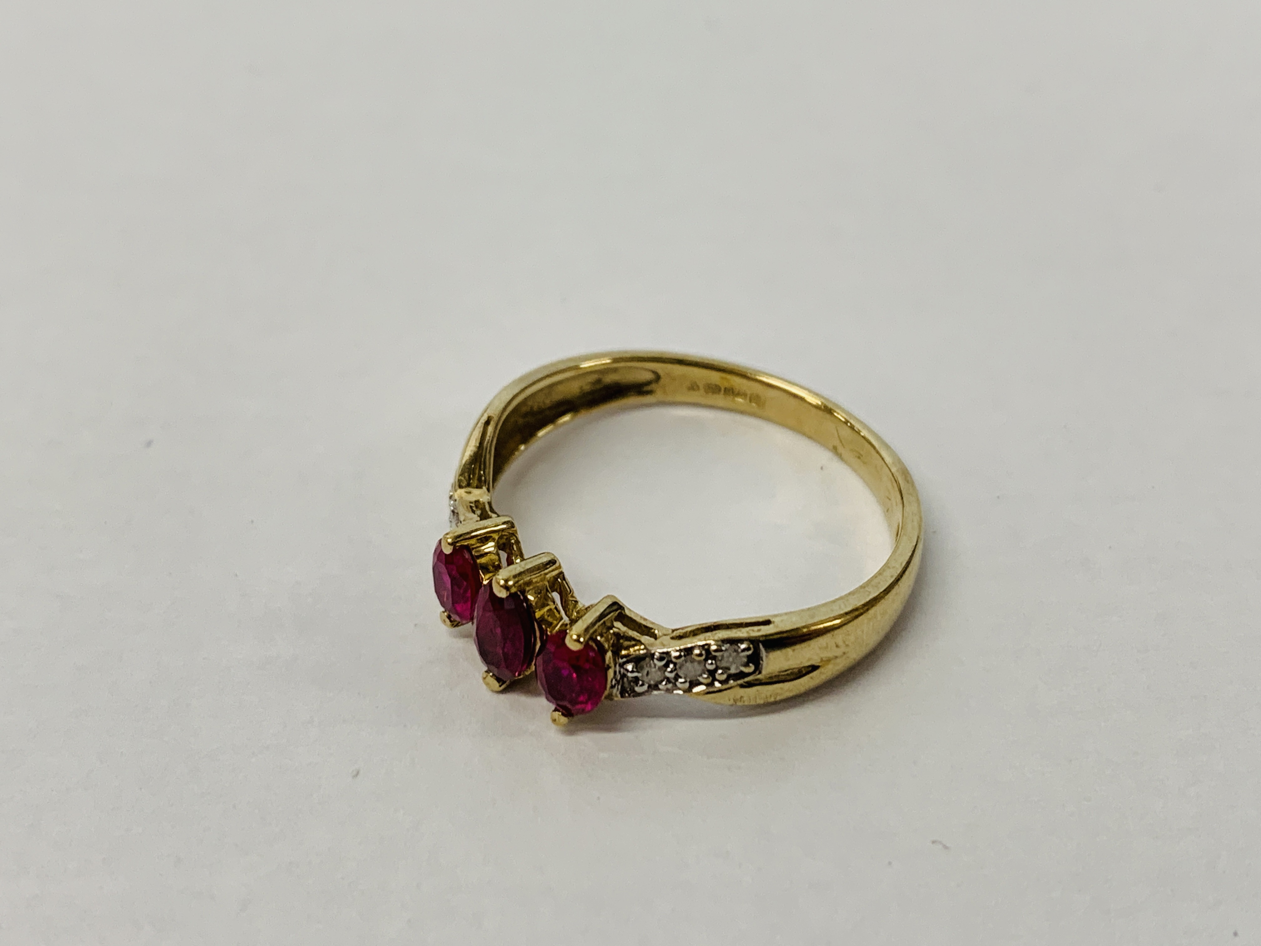 A 9CT GOLD THREE STONE RUBY RING WITH DIAMOND SET SHOULDERS - Image 5 of 8