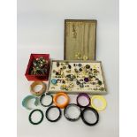 A TRAY CONTAINING ASSORTED COSTUME JEWELLERY TO INCLUDE 70+ COSTUME JEWELLERY RINGS