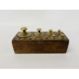 A CASE OF BRASS CYLINDRICAL WEIGHTS, RANGING FROM 1KG DOWNWARDS,