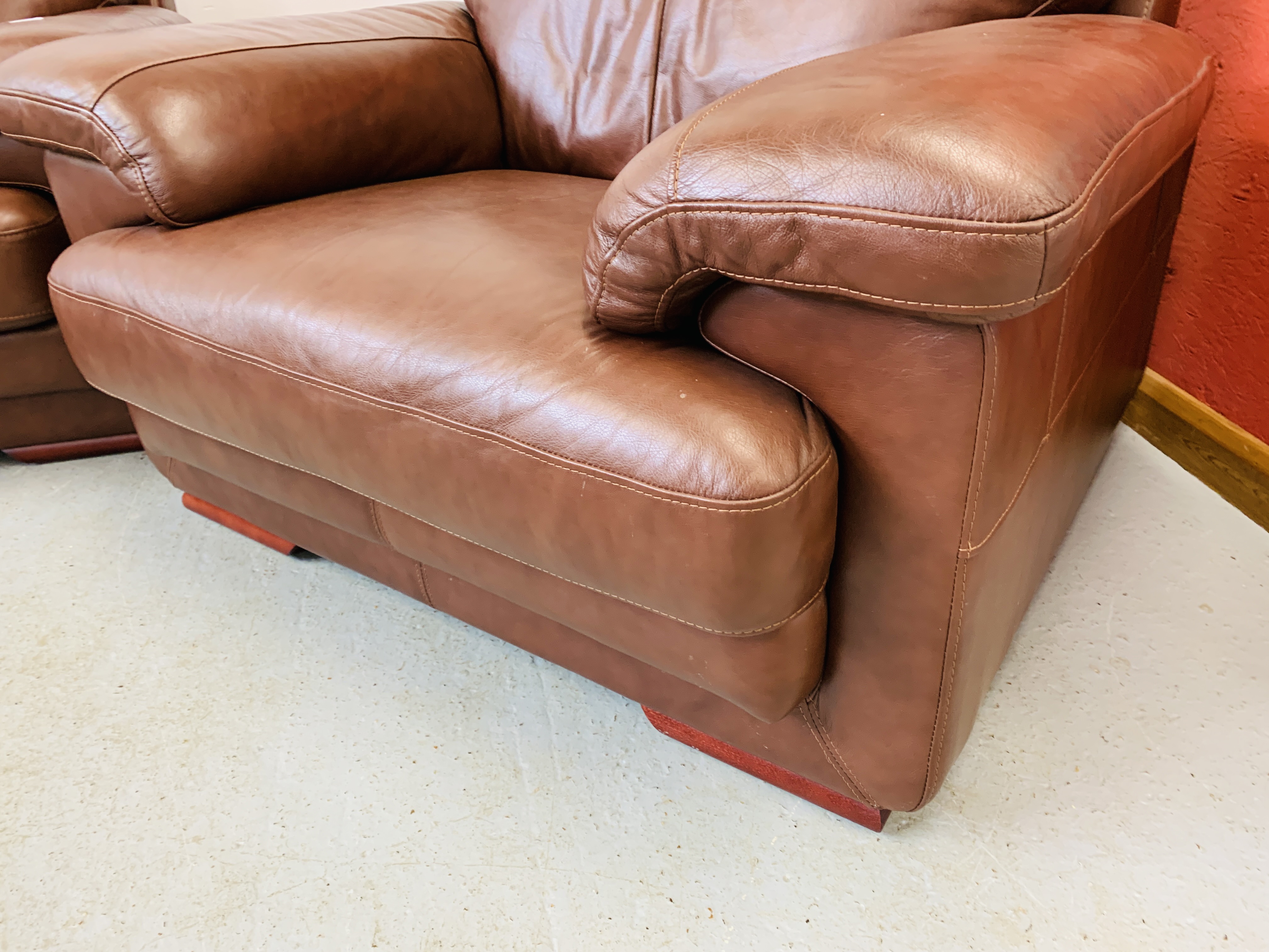 A GOOD QUALITY TAN LEATHER THREE PIECE LOUNGE SUITE WITH MATCHING FOOT STOOL - Image 21 of 24