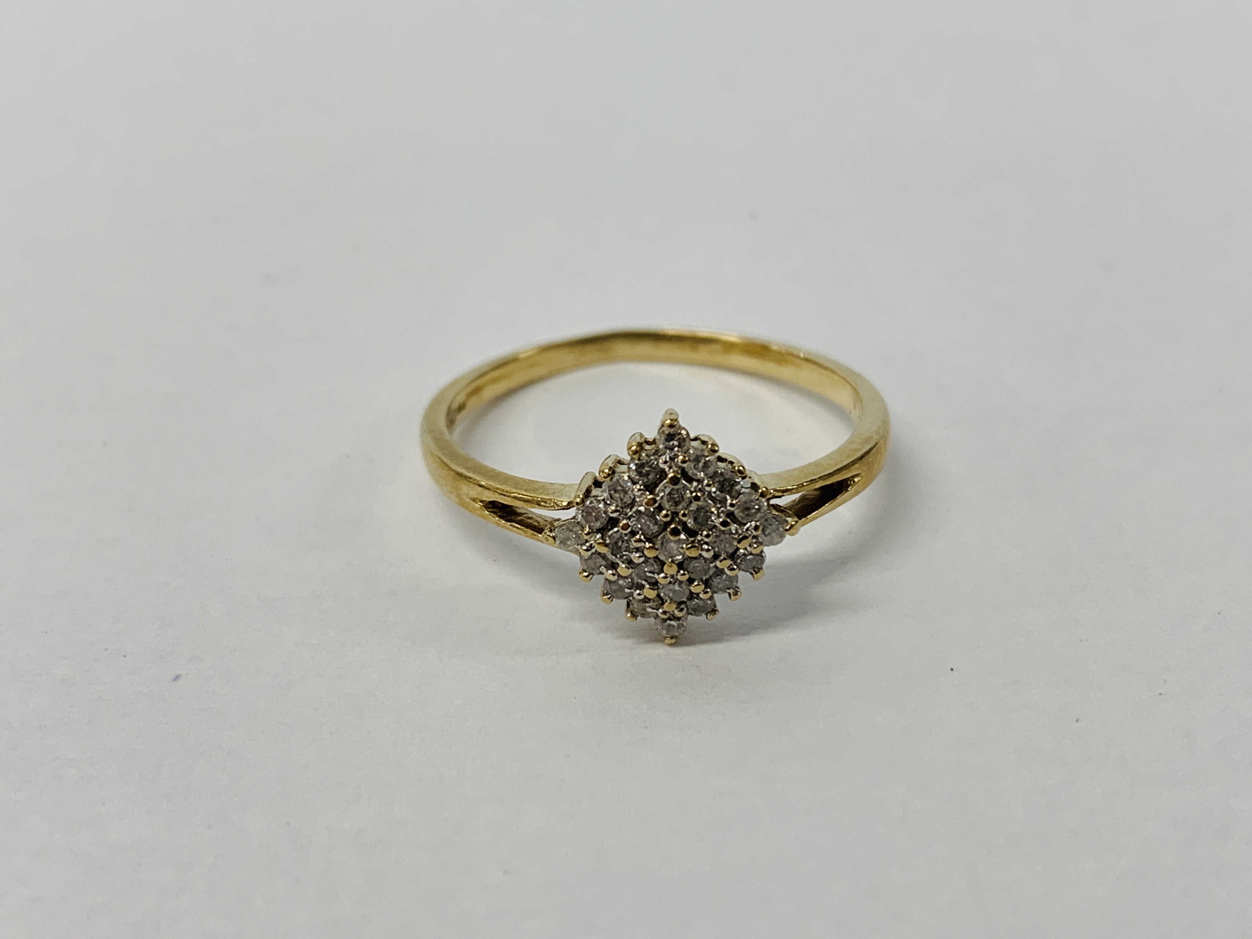 A 9CT GOLD DIAMOND SET CLUSTER RING - Image 5 of 10