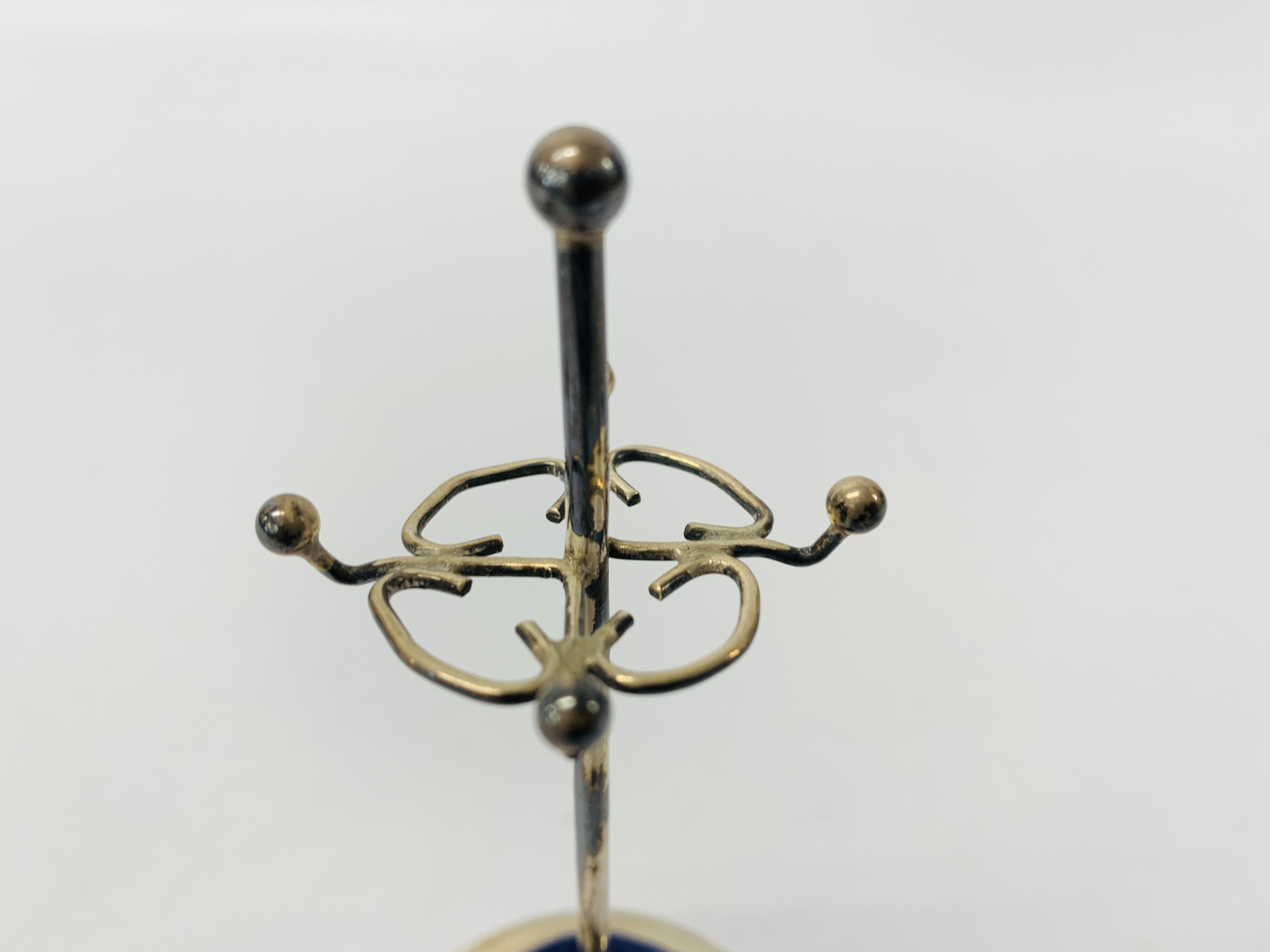 A SILVER HAT PIN STAND BY EW LTD, BIRMINGHAM 1908, HEIGHT 12.5CM. - Image 4 of 9