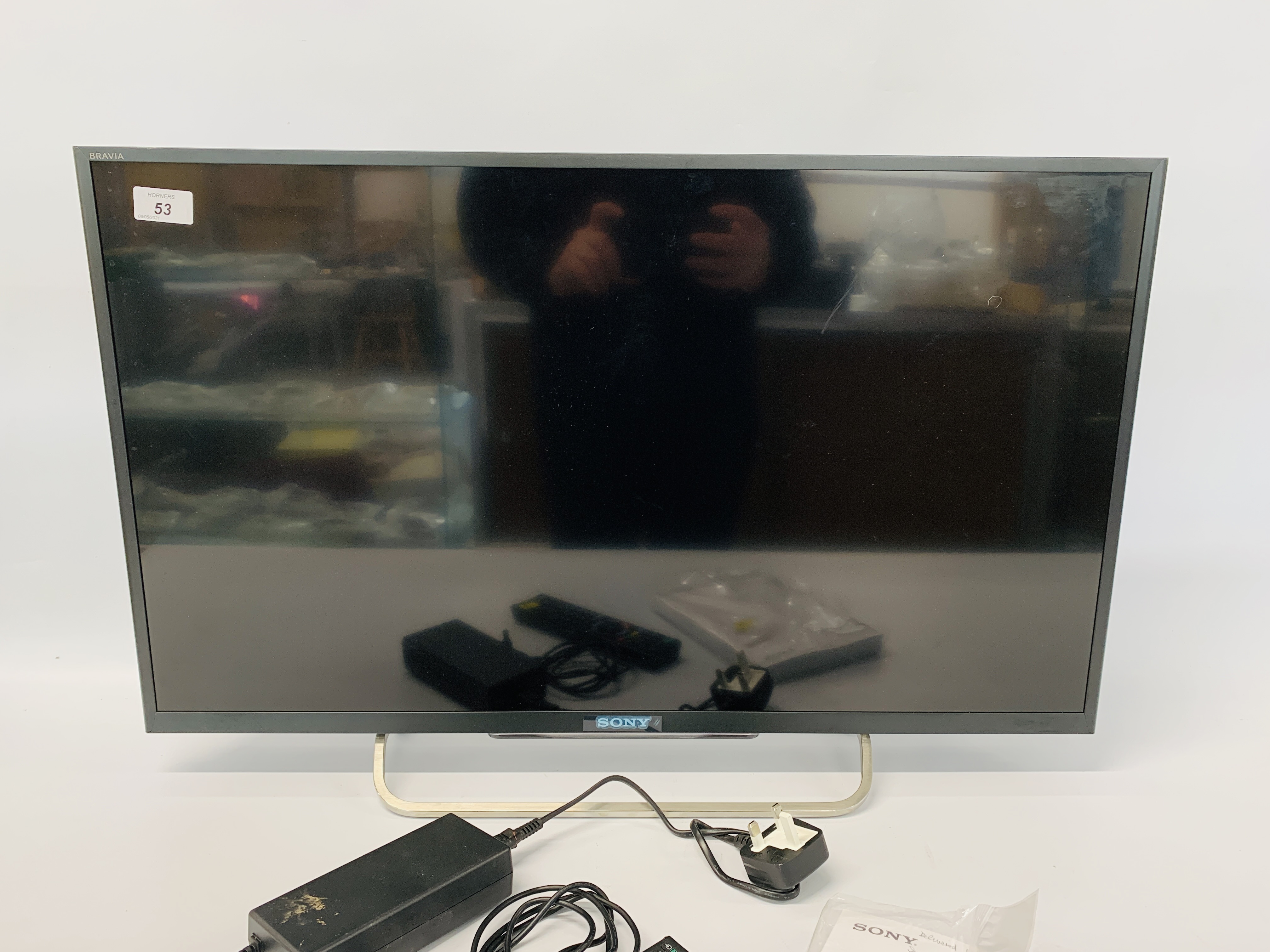 A SONY BRAVIA 32 INCH SMART TELEVISION MODEL KDL - 32W705B (REMOTE WITH AUCTIONEER) - SOLD AS SEEN - Image 2 of 9