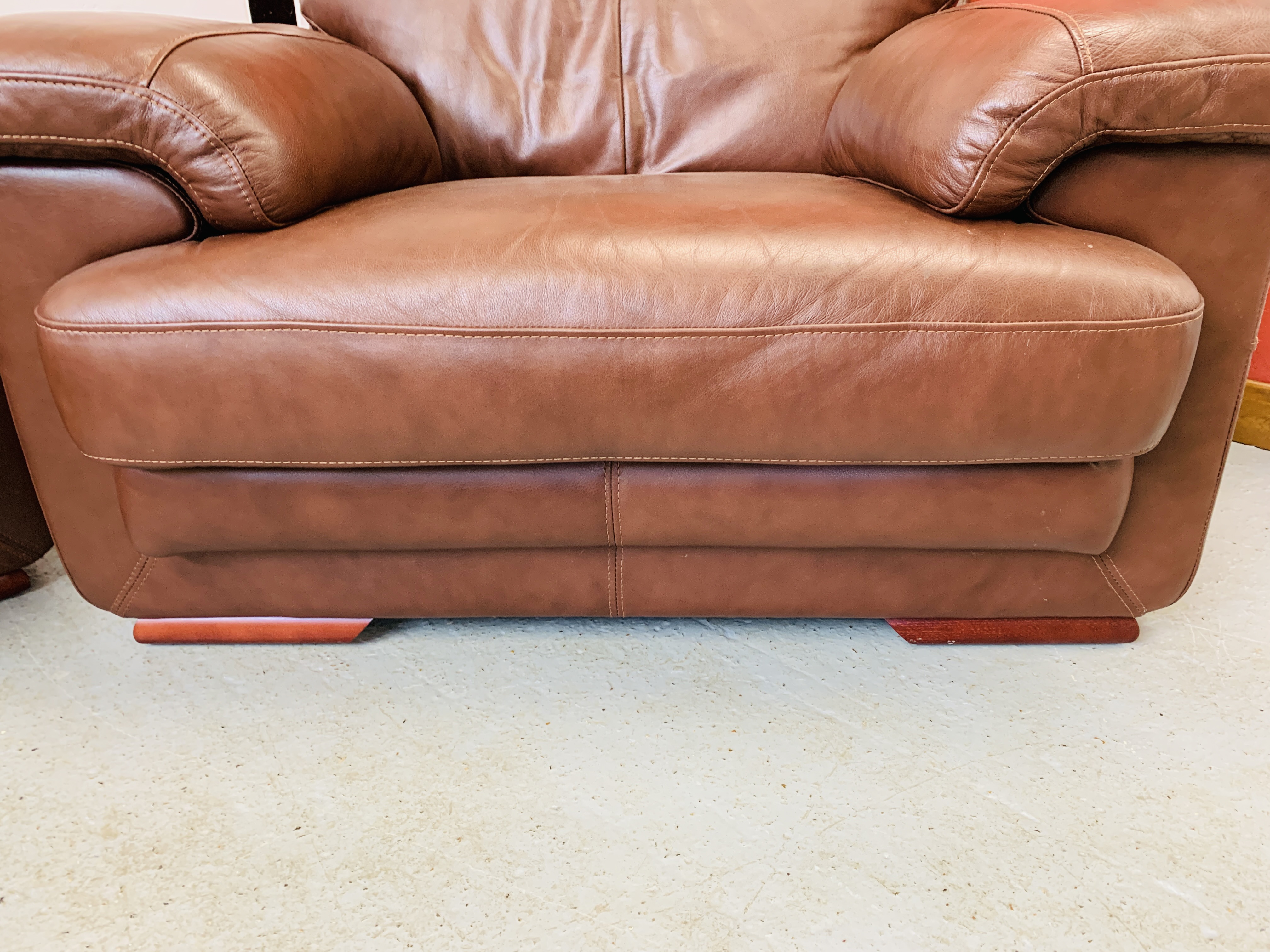 A GOOD QUALITY TAN LEATHER THREE PIECE LOUNGE SUITE WITH MATCHING FOOT STOOL - Image 24 of 24