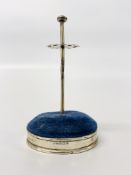 A SILVER HAT PIN STAND BY L & S, BIRMINGHAM 1904, HEIGHT 11CM.