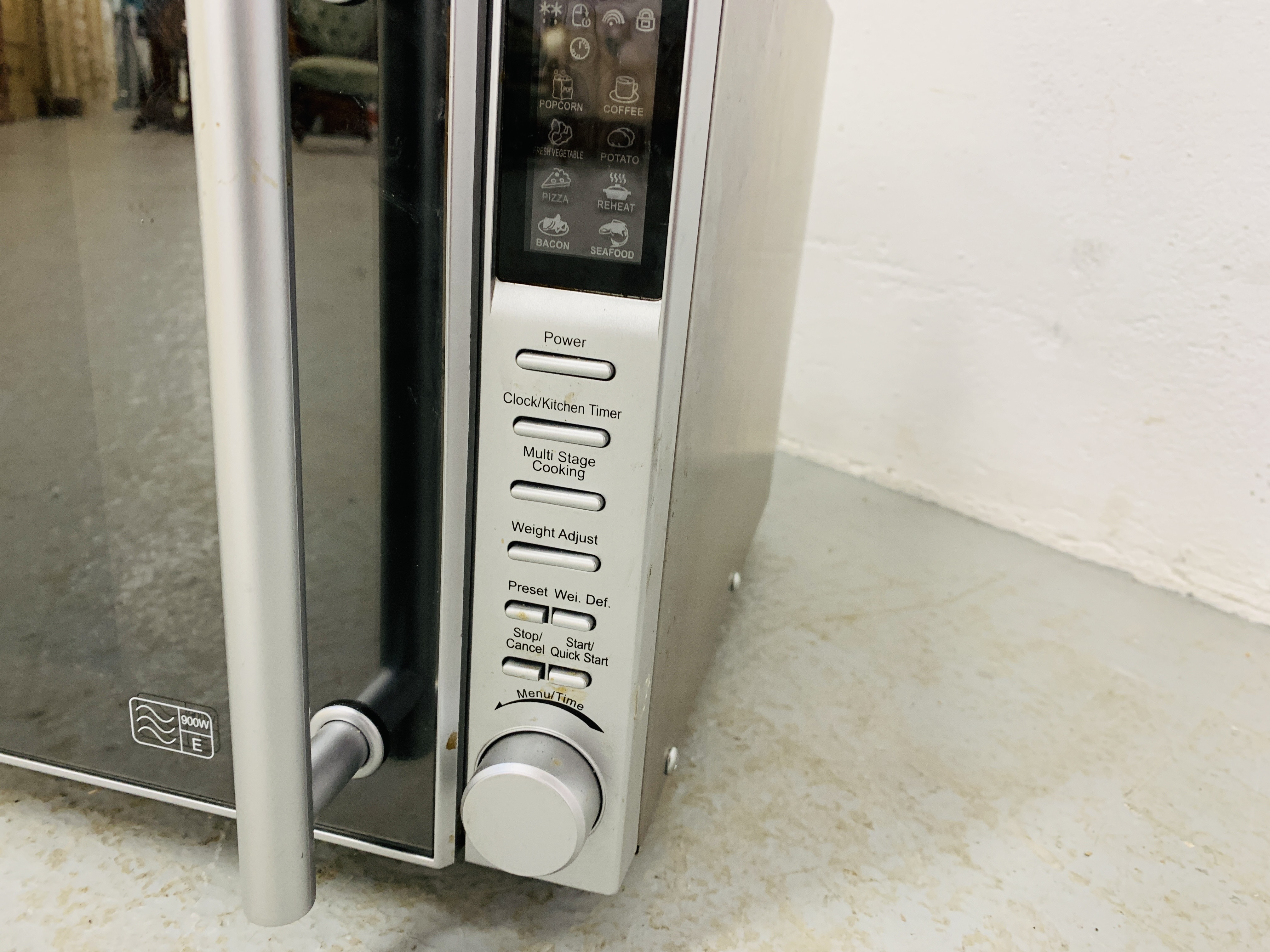 A DELONGHI 900 WATT MICROWAVE OVEN AND A COOKWORKS TABLE TOP OVEN - SOLD AS SEEN - Image 7 of 9