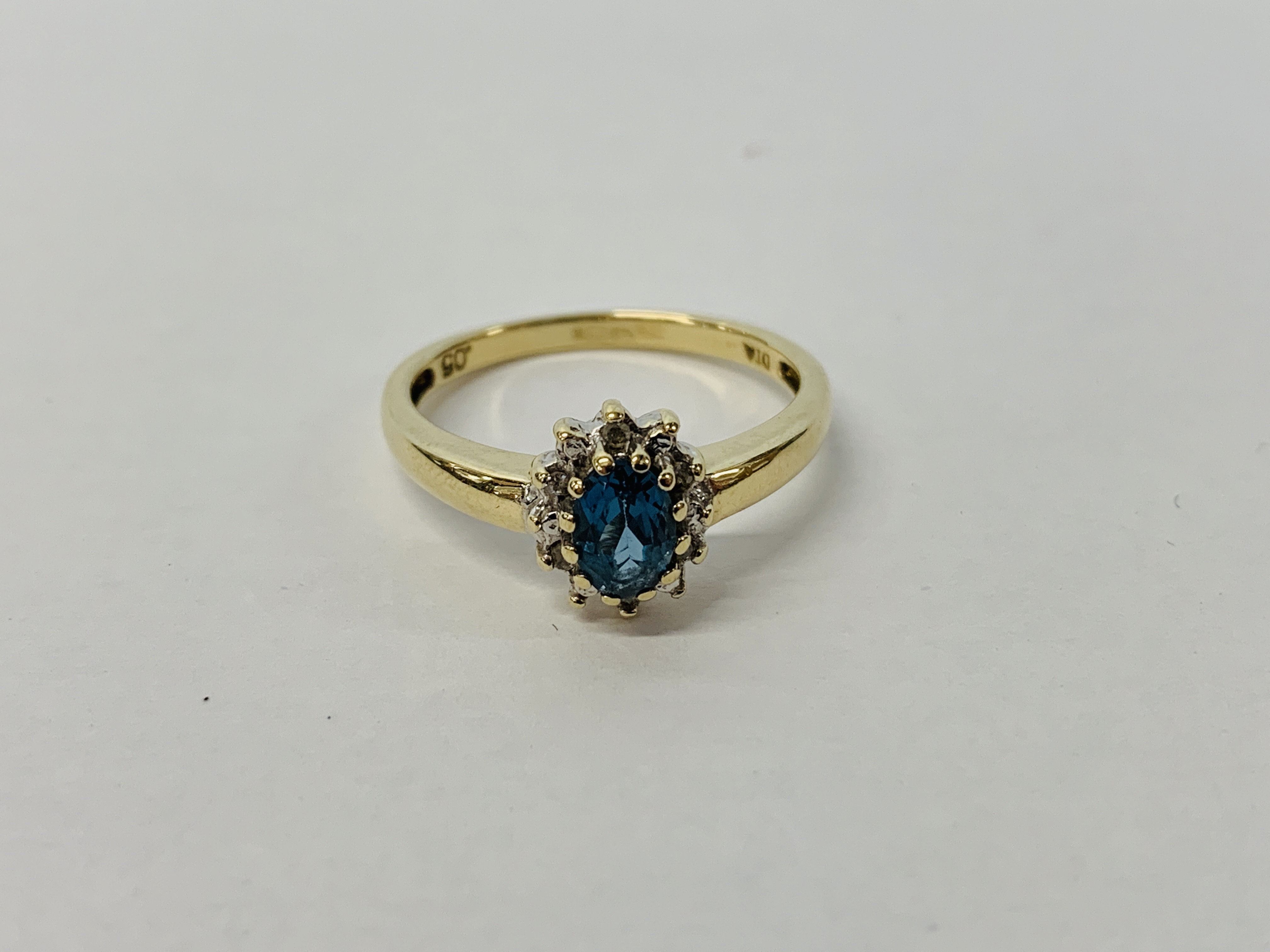 A 9CT GOLD CORNFLOWER BLUE SAPPHIRE AND DIAMOND RING - Image 5 of 8