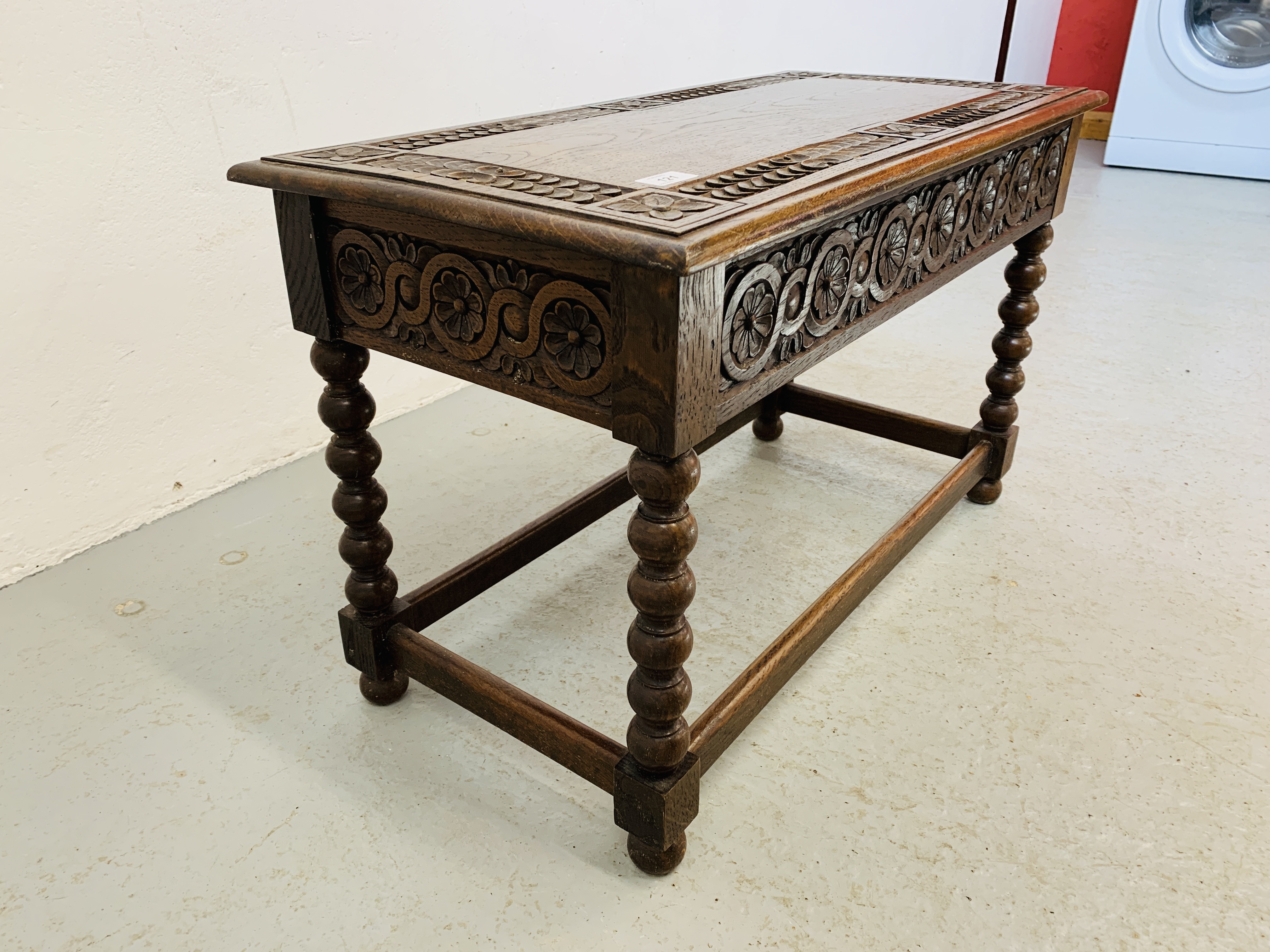 A HAND CARVED OAK SIDE TABLE WITH HINGED TOP AND BOBBIN DETAILED SUPPORTS - W 75CM. D 37CM. H 46CM. - Image 5 of 8