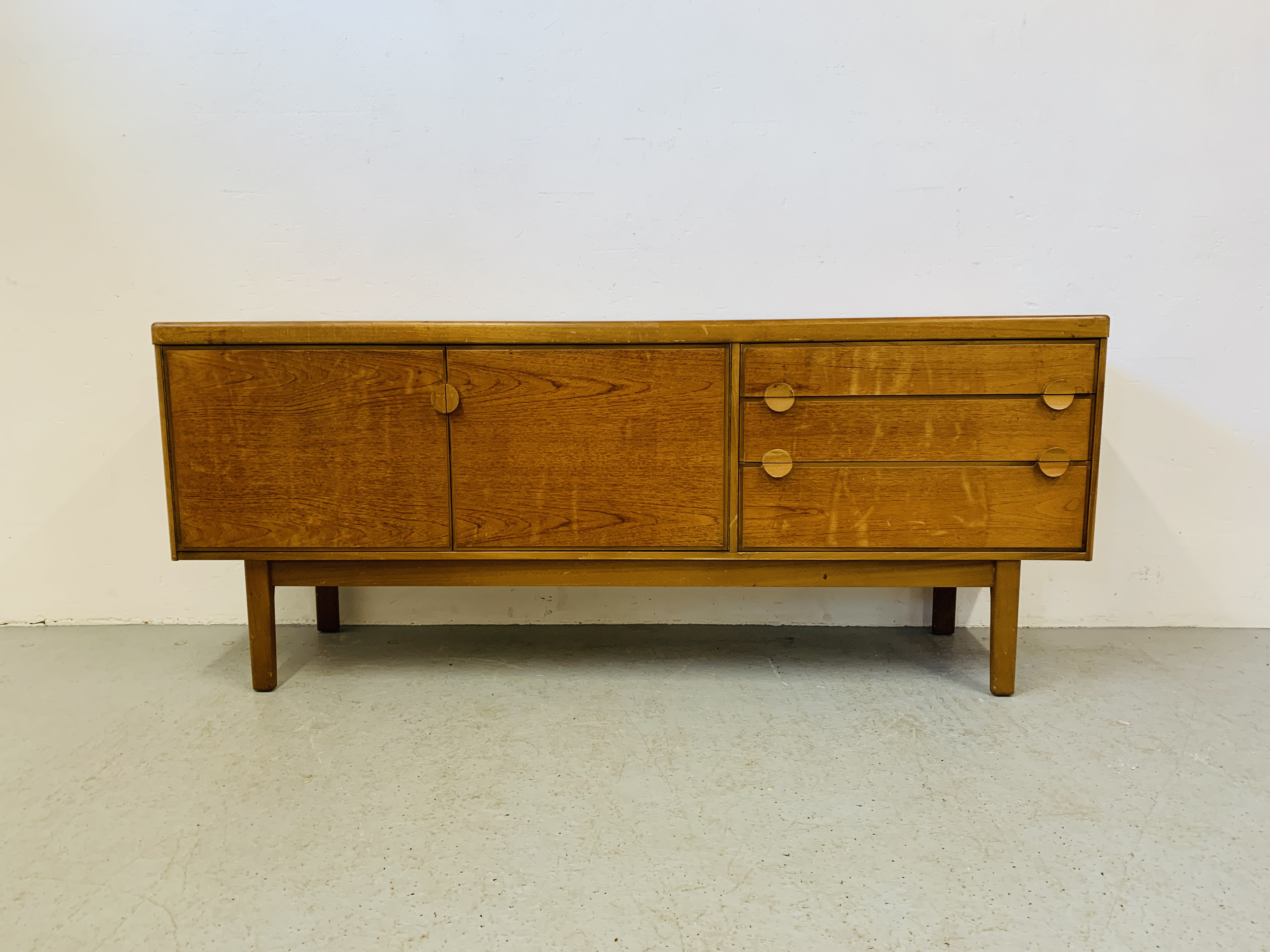 A RETRO TEAK FINISH SIDEBOARD WITH THREE DRAWERS AND TWO CABINET DOORS - LENGTH 184CM. DEPTH 45CM. - Image 3 of 13