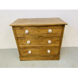 AN EDWARDIAN SATINWOOD THREE DRAWER CHEST WITH CERAMIC KNOBS - W 89CM. H 82CM. D 44CM.