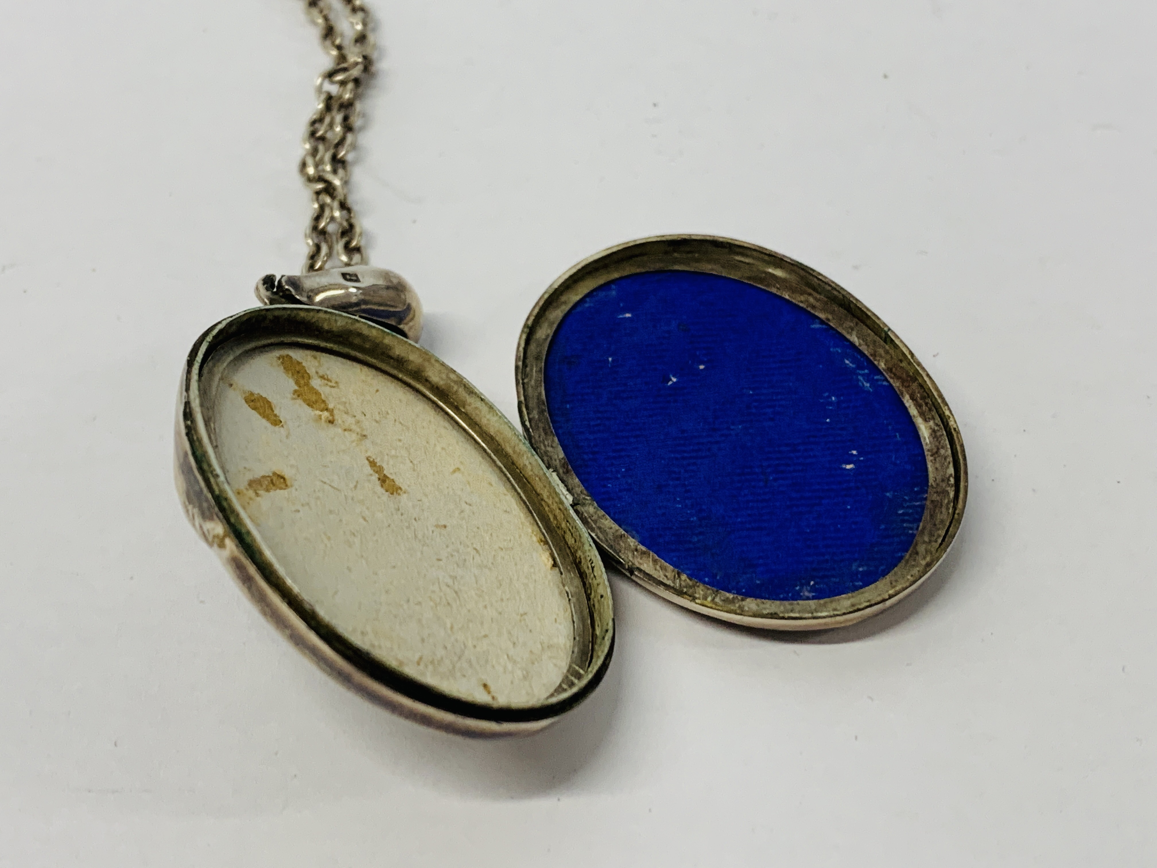 A SILVER OVAL LOCKET ON CHAIN IN A BULLENS OF NORWICH BOX - Image 9 of 9