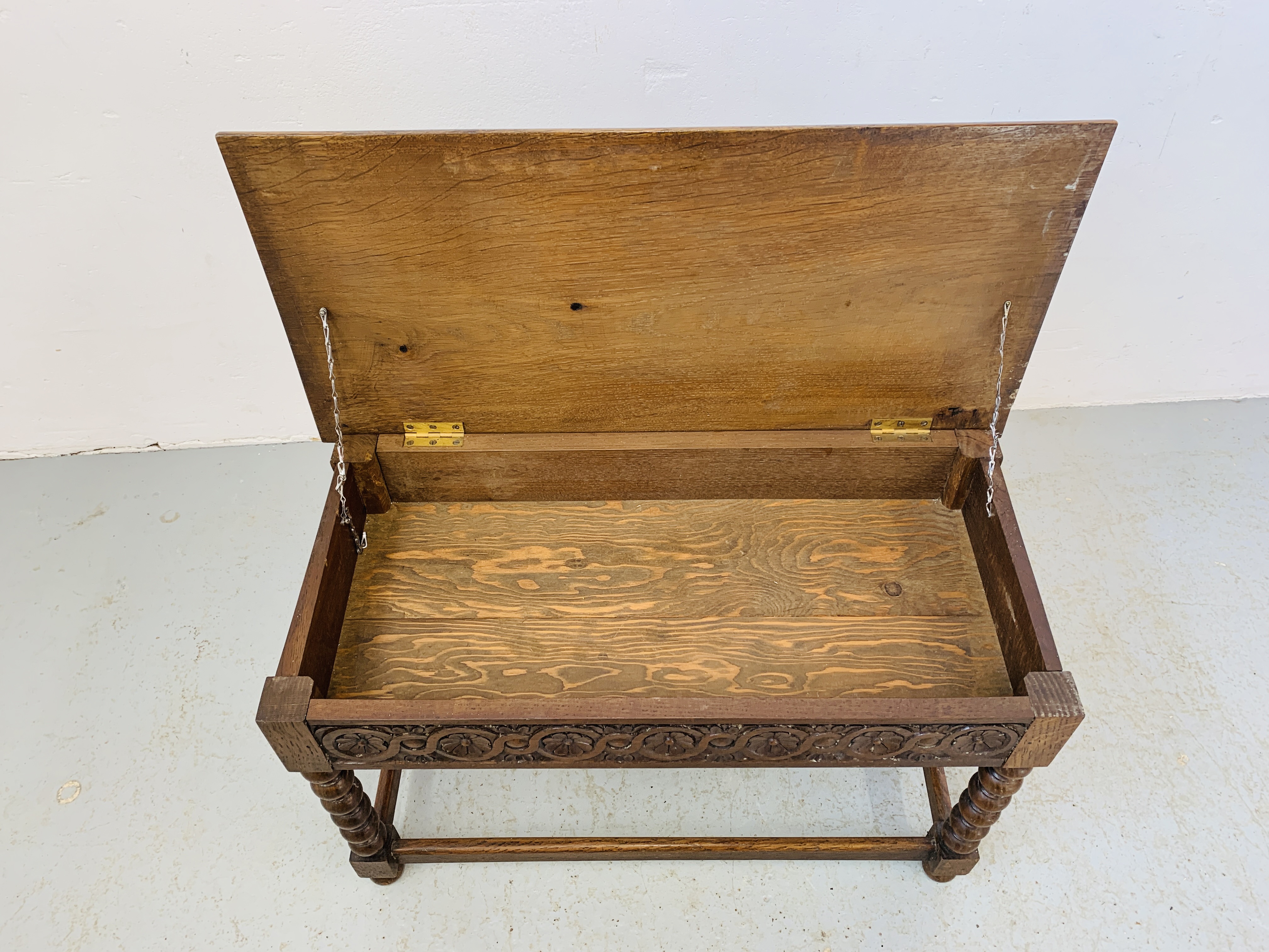 A HAND CARVED OAK SIDE TABLE WITH HINGED TOP AND BOBBIN DETAILED SUPPORTS - W 75CM. D 37CM. H 46CM. - Image 7 of 8