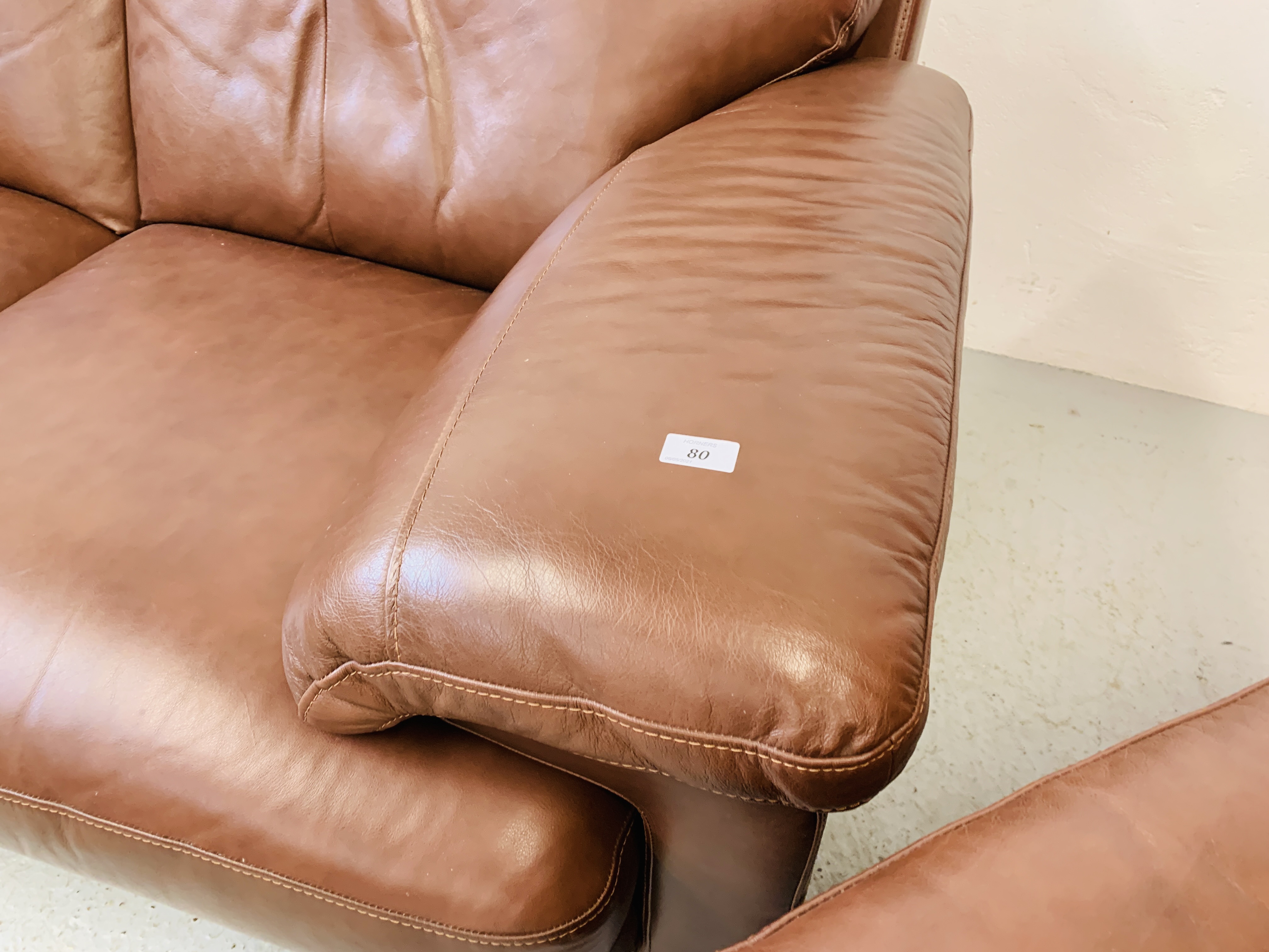 A GOOD QUALITY TAN LEATHER THREE PIECE LOUNGE SUITE WITH MATCHING FOOT STOOL - Image 7 of 24