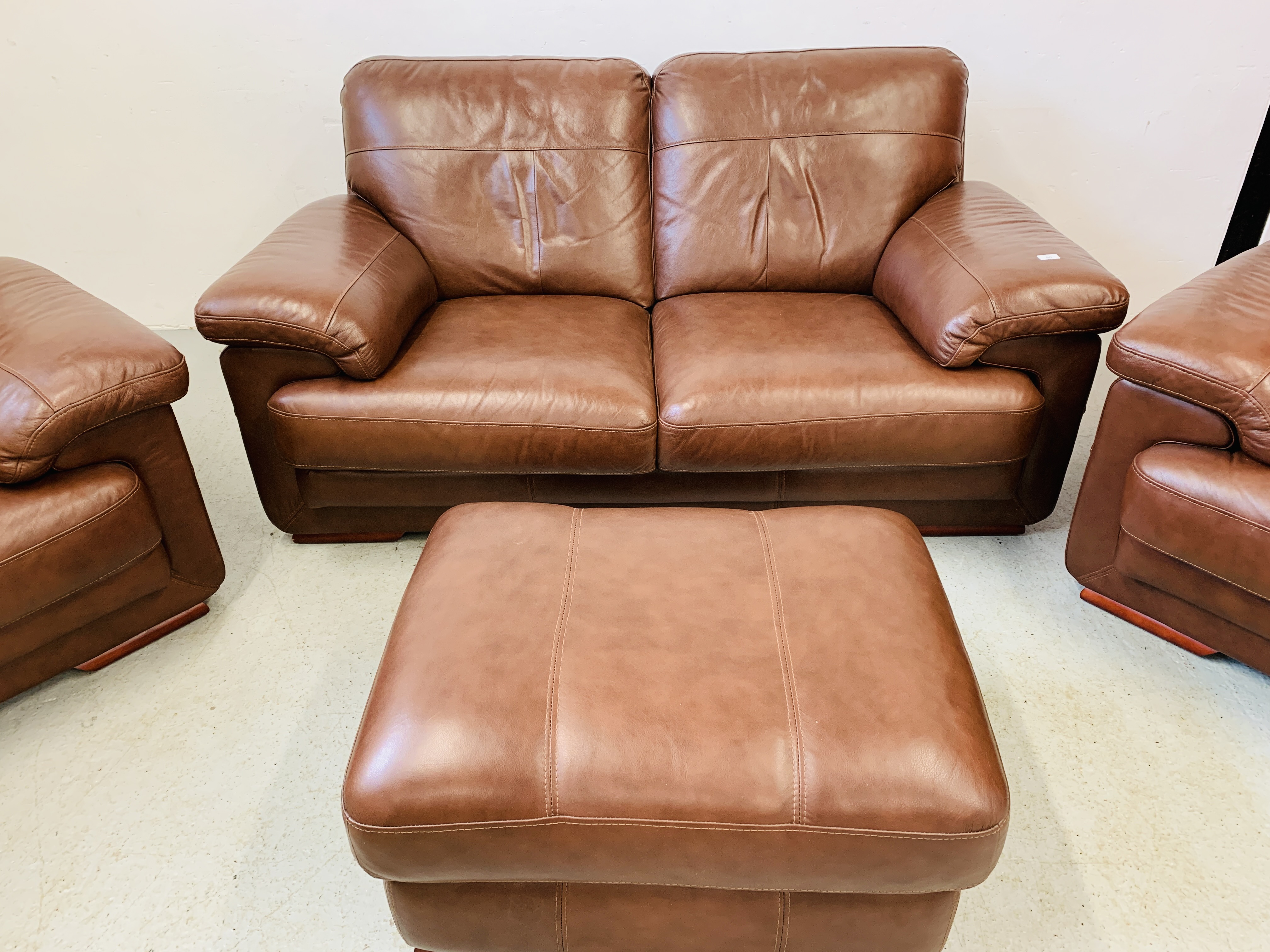 A GOOD QUALITY TAN LEATHER THREE PIECE LOUNGE SUITE WITH MATCHING FOOT STOOL - Image 2 of 24