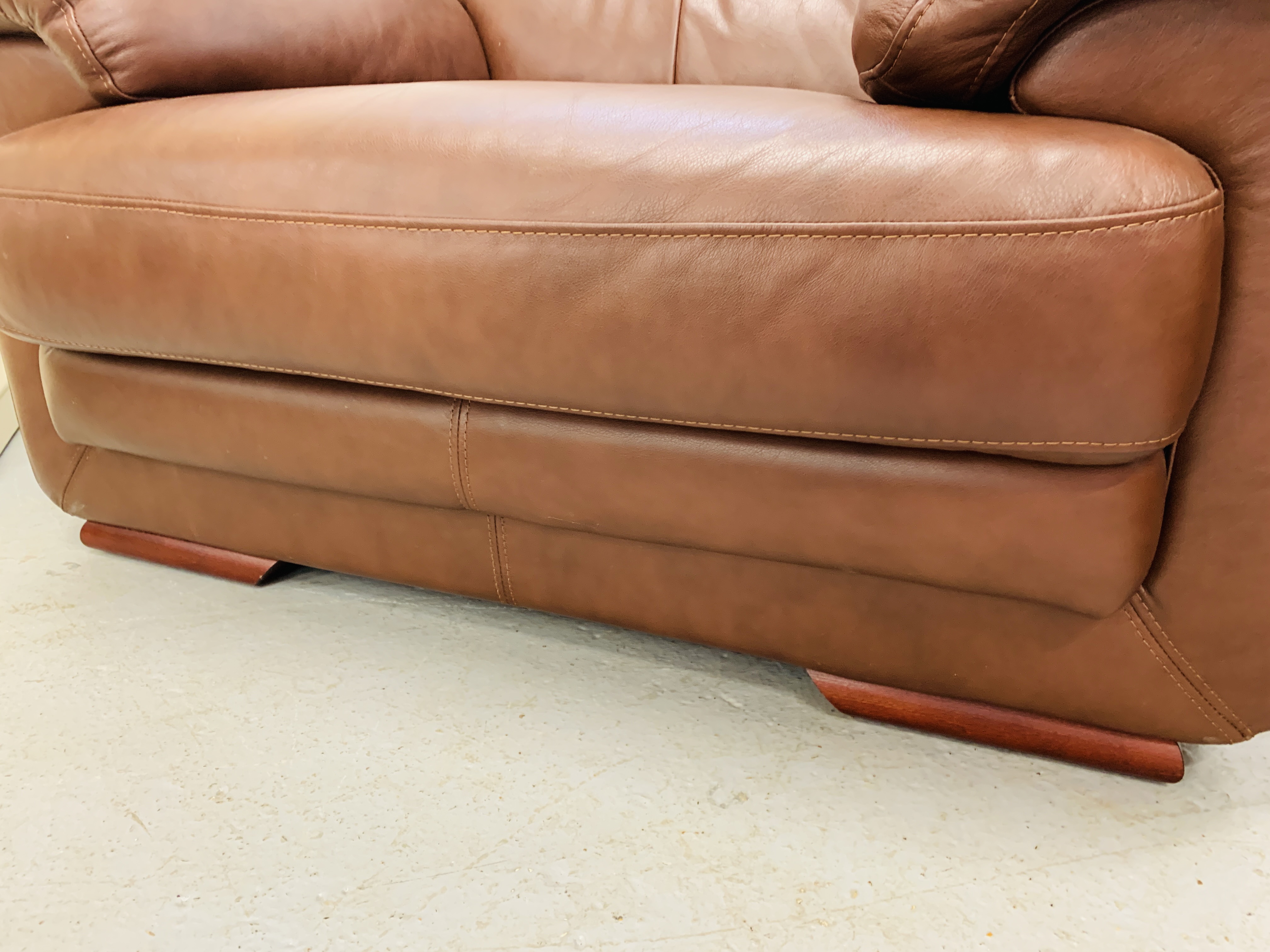 A GOOD QUALITY TAN LEATHER THREE PIECE LOUNGE SUITE WITH MATCHING FOOT STOOL - Image 15 of 24