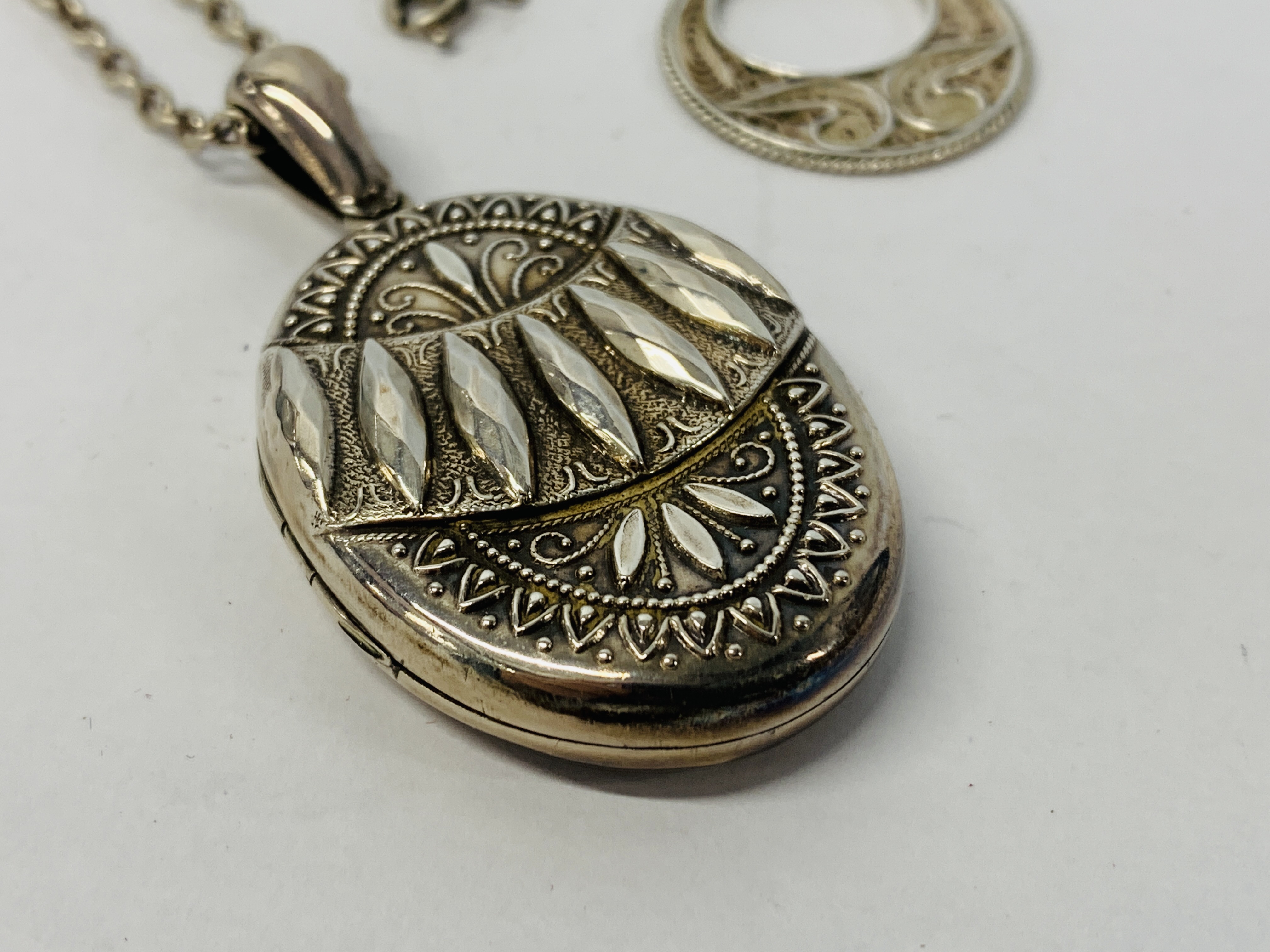 A SILVER OVAL LOCKET ON CHAIN IN A BULLENS OF NORWICH BOX - Image 7 of 9