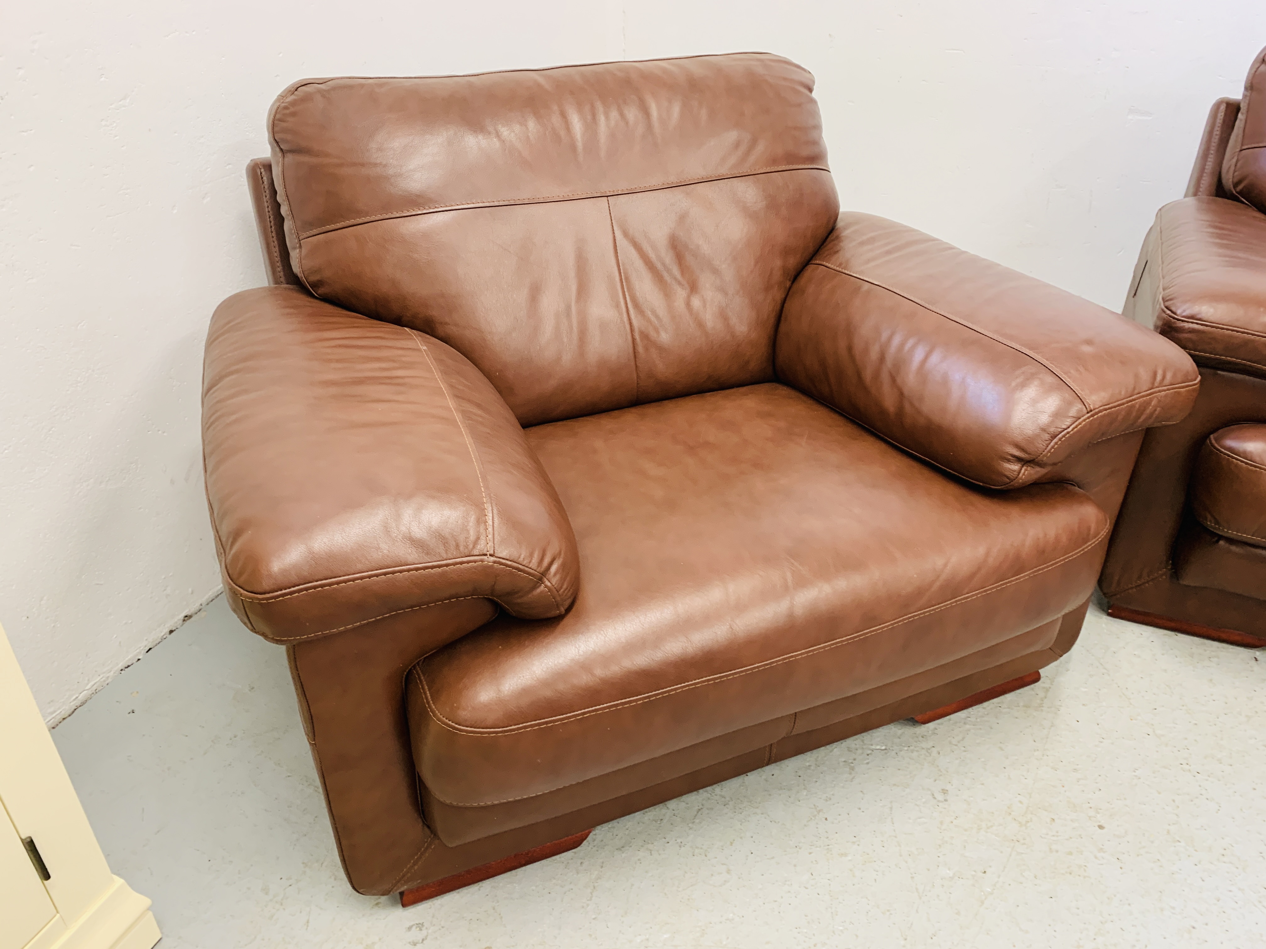 A GOOD QUALITY TAN LEATHER THREE PIECE LOUNGE SUITE WITH MATCHING FOOT STOOL - Image 12 of 24