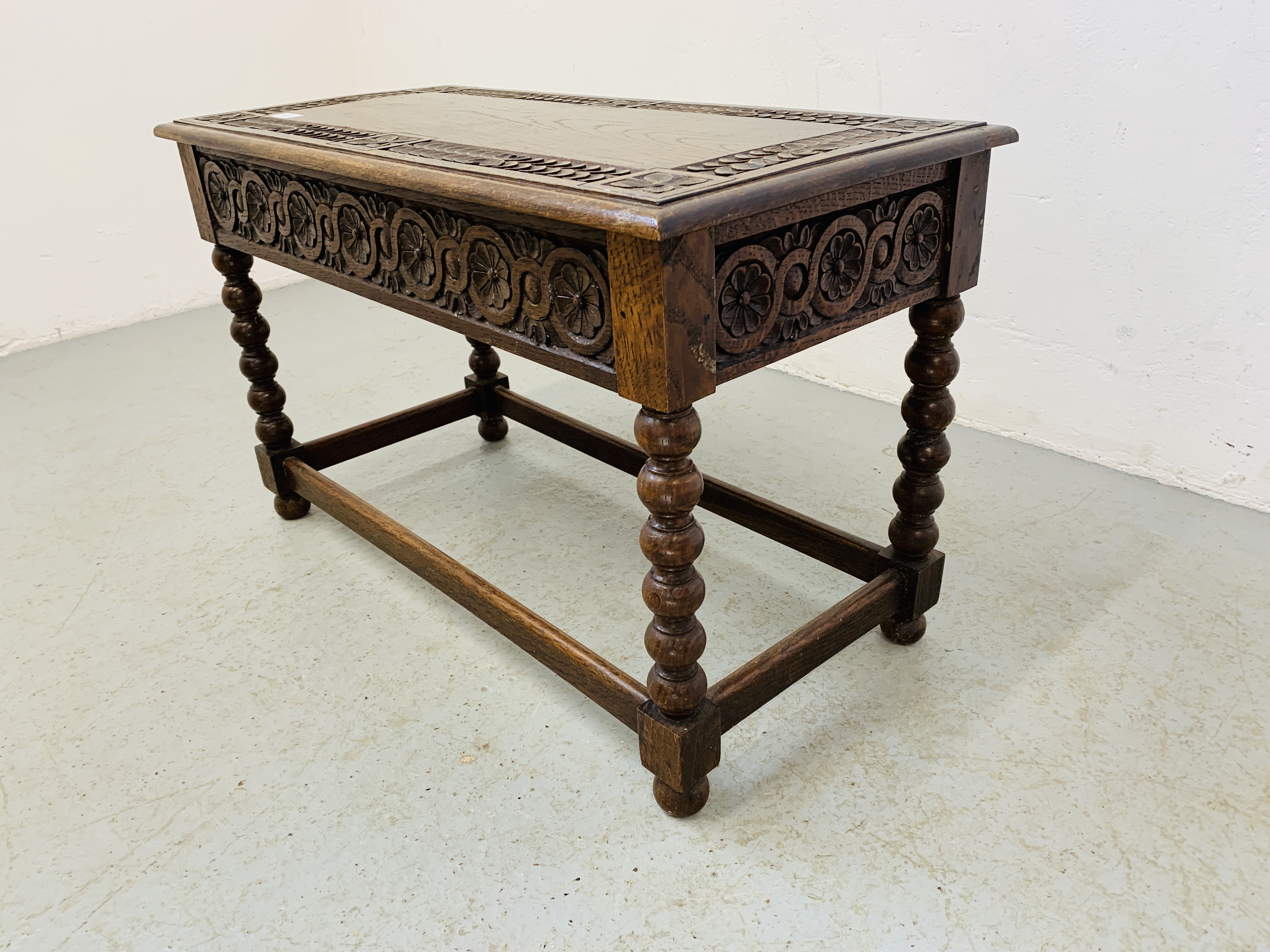 A HAND CARVED OAK SIDE TABLE WITH HINGED TOP AND BOBBIN DETAILED SUPPORTS - W 75CM. D 37CM. H 46CM. - Image 4 of 8