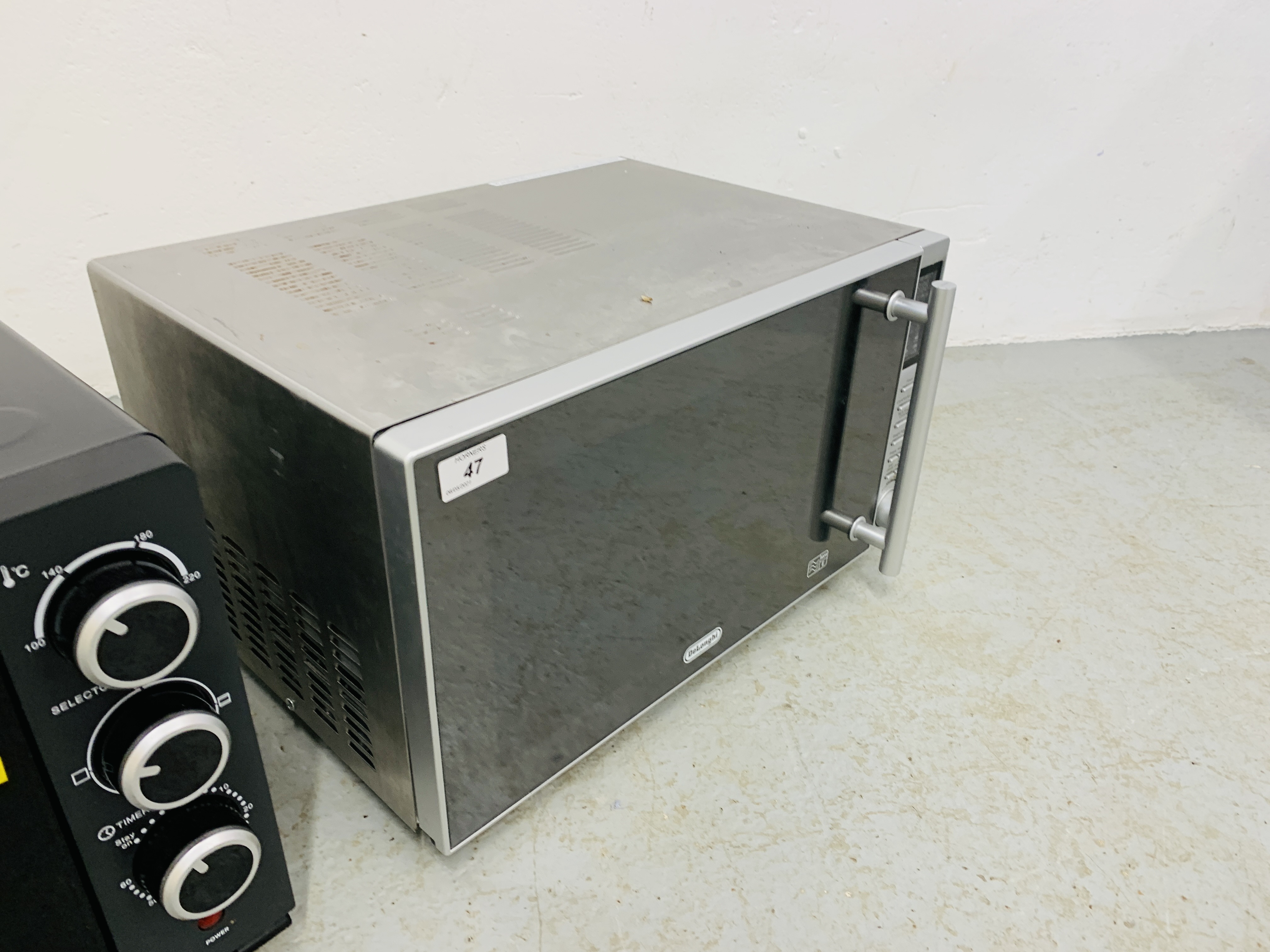 A DELONGHI 900 WATT MICROWAVE OVEN AND A COOKWORKS TABLE TOP OVEN - SOLD AS SEEN - Image 4 of 9