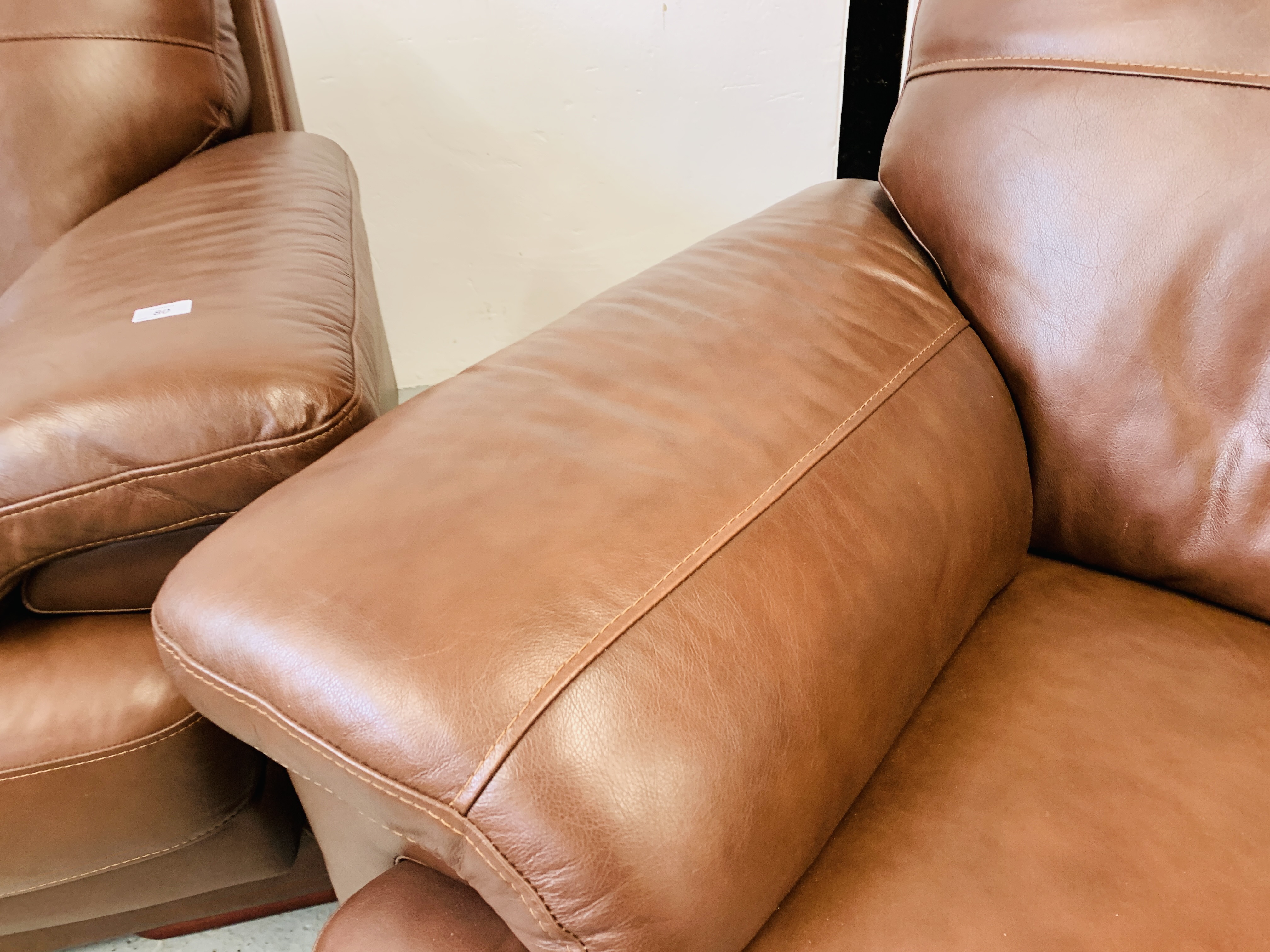 A GOOD QUALITY TAN LEATHER THREE PIECE LOUNGE SUITE WITH MATCHING FOOT STOOL - Image 23 of 24