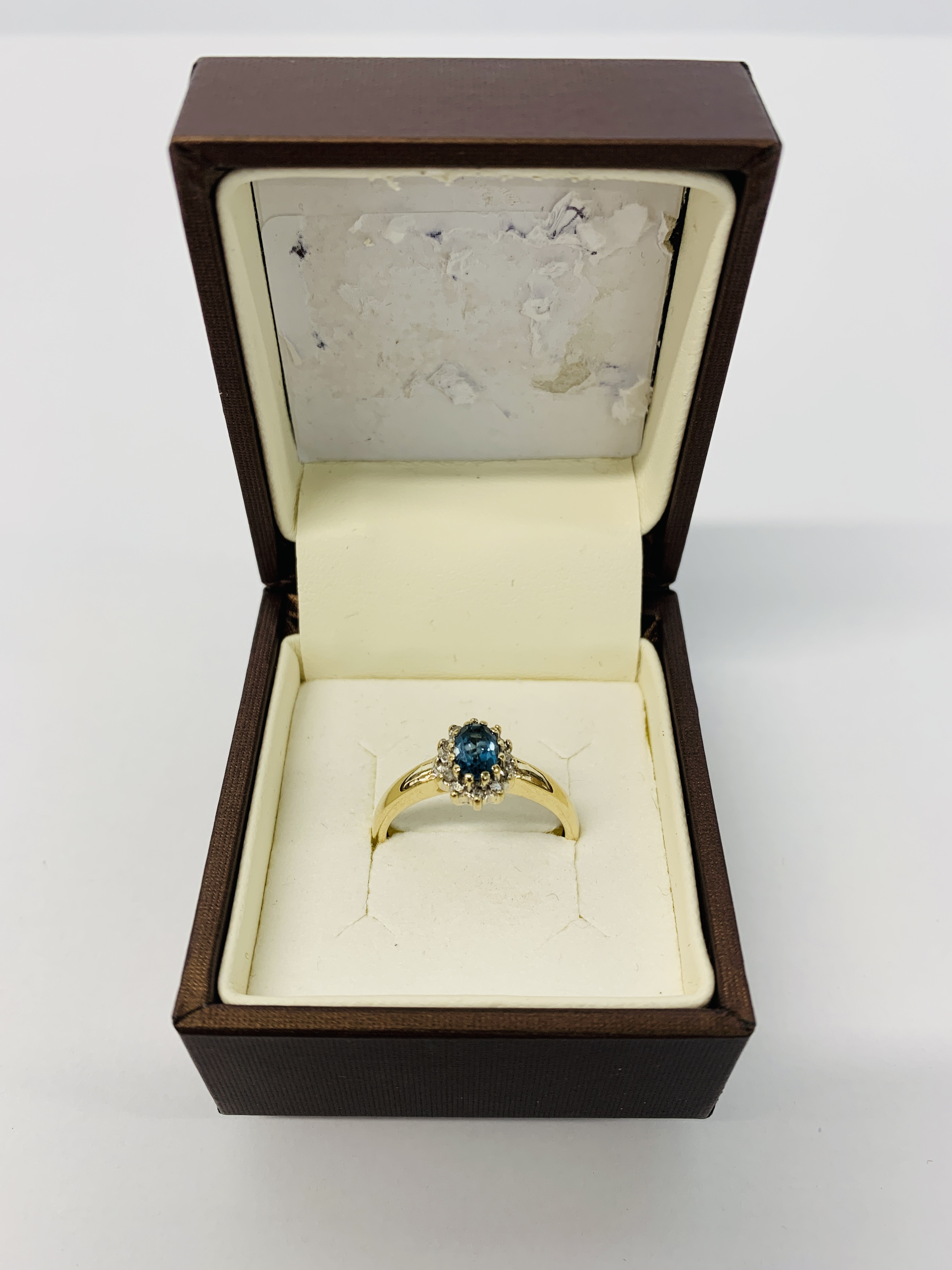 A 9CT GOLD CORNFLOWER BLUE SAPPHIRE AND DIAMOND RING