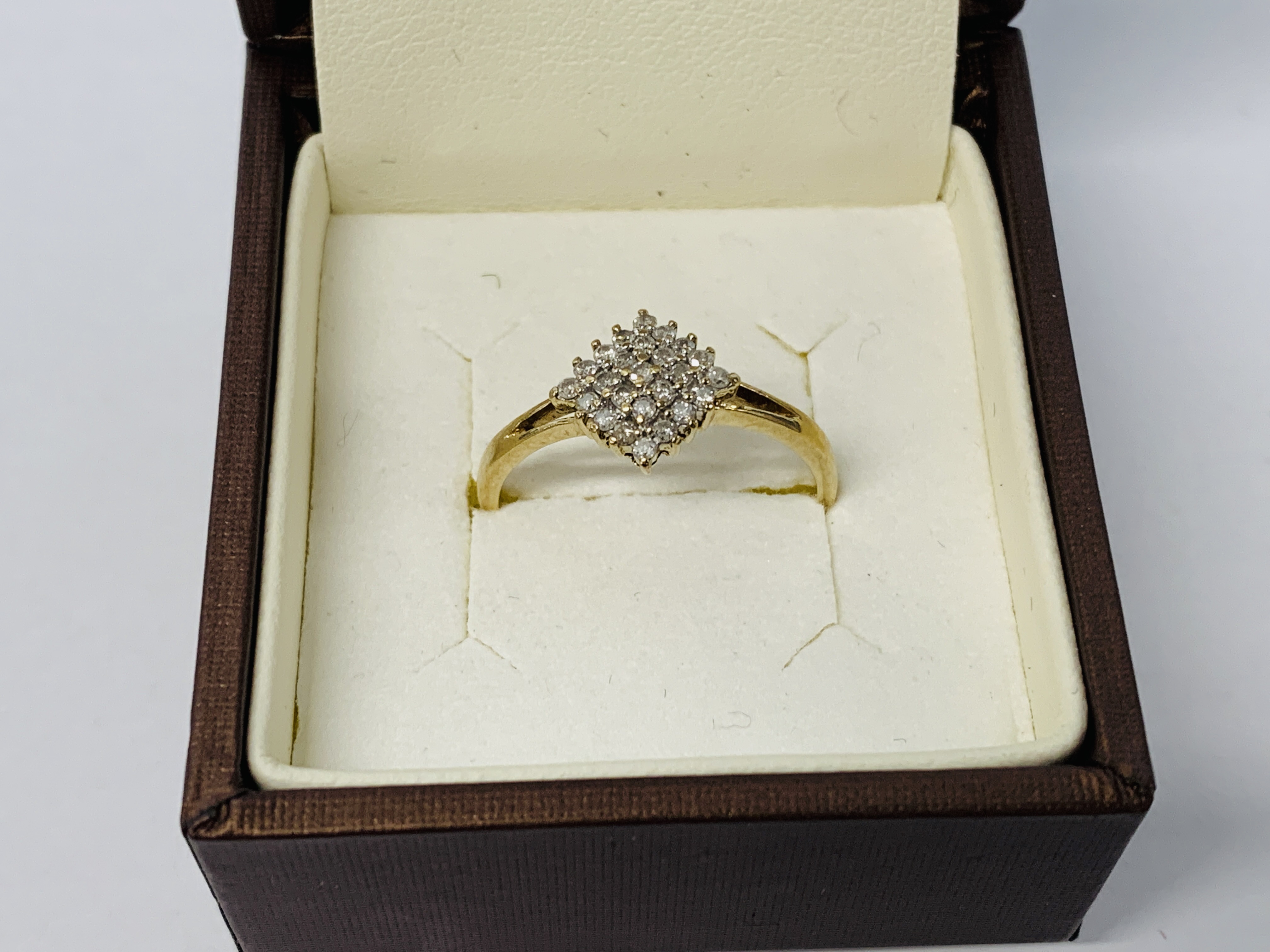 A 9CT GOLD DIAMOND SET CLUSTER RING - Image 4 of 10