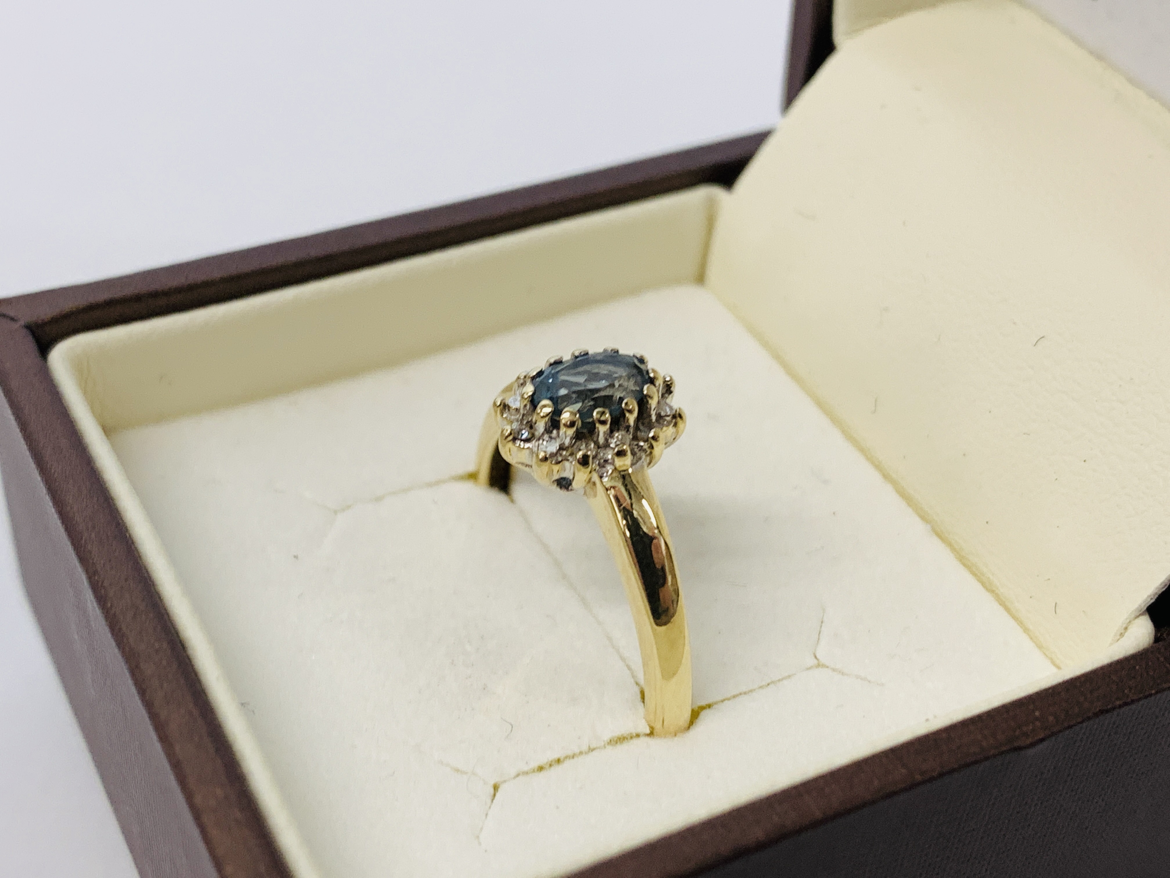 A 9CT GOLD CORNFLOWER BLUE SAPPHIRE AND DIAMOND RING - Image 4 of 8