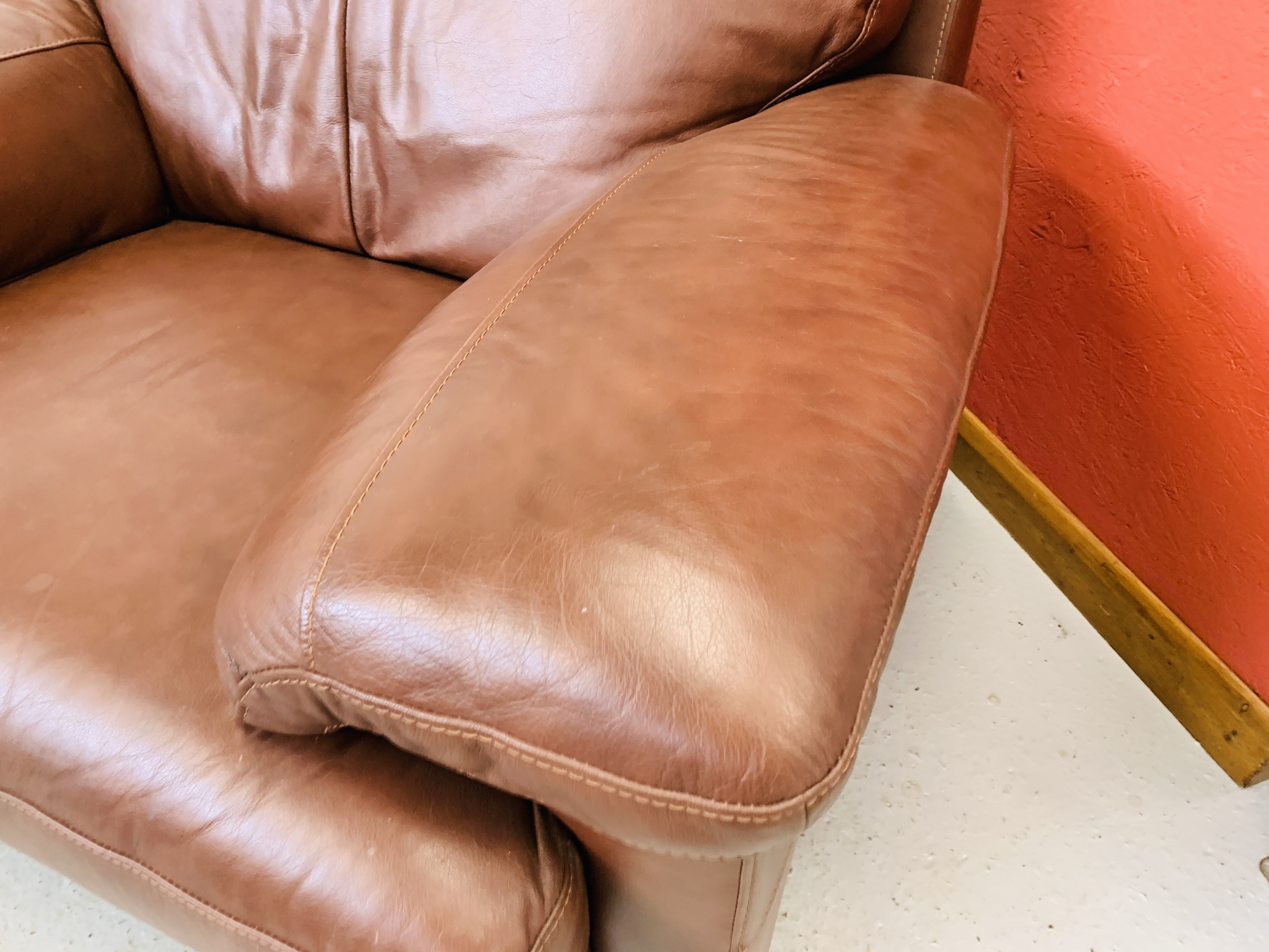 A GOOD QUALITY TAN LEATHER THREE PIECE LOUNGE SUITE WITH MATCHING FOOT STOOL - Image 22 of 24