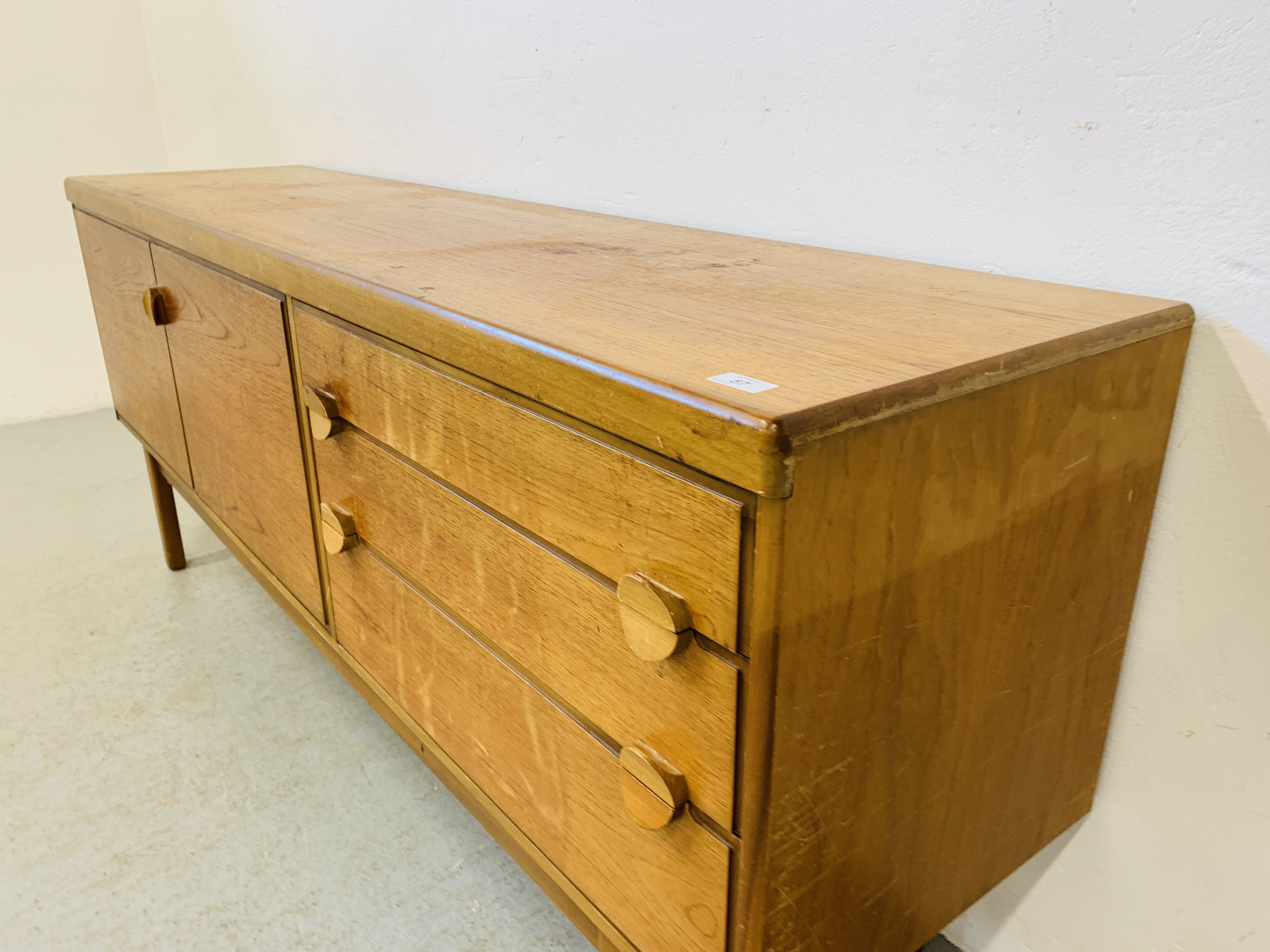 A RETRO TEAK FINISH SIDEBOARD WITH THREE DRAWERS AND TWO CABINET DOORS - LENGTH 184CM. DEPTH 45CM. - Image 7 of 13