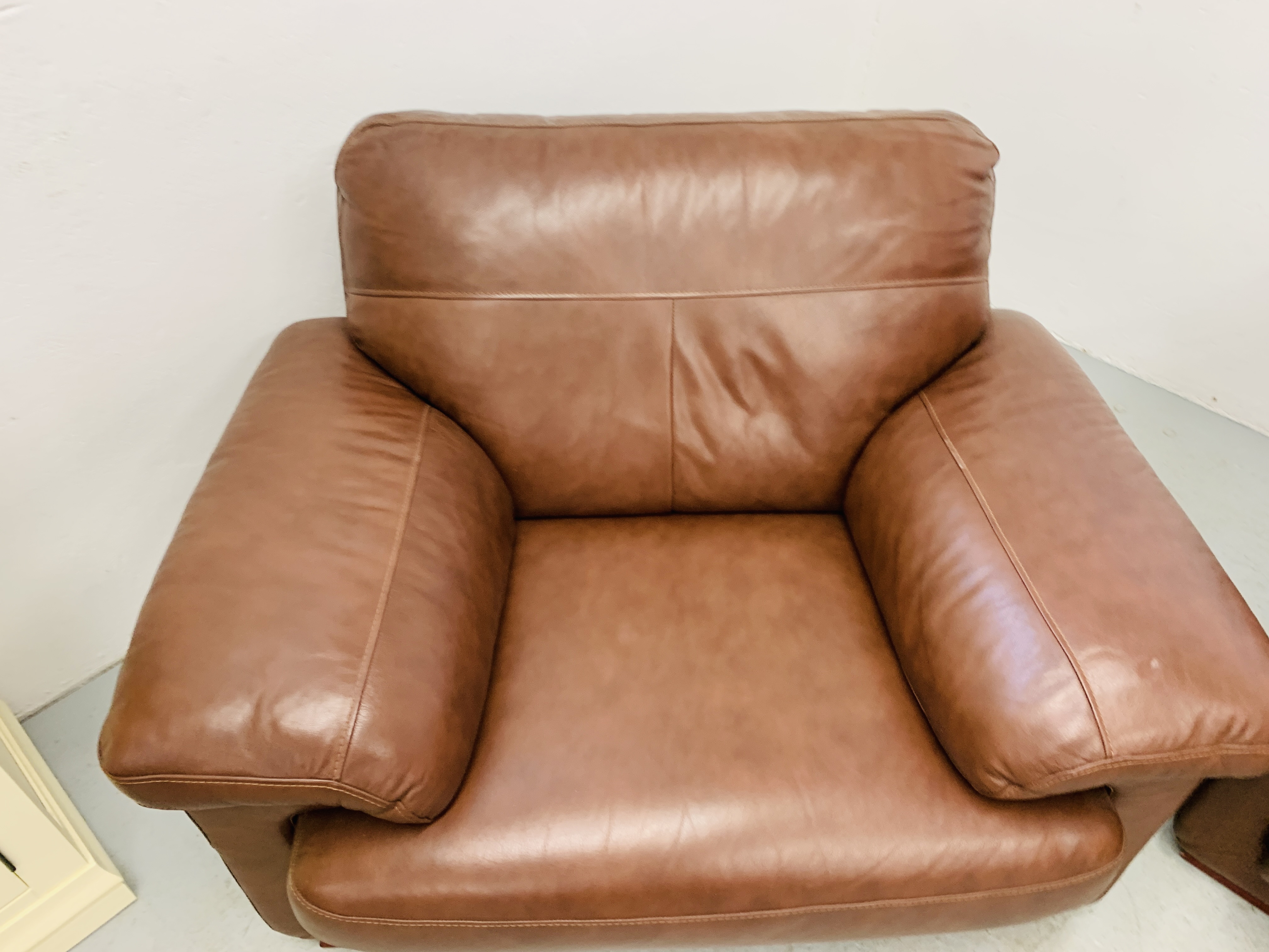 A GOOD QUALITY TAN LEATHER THREE PIECE LOUNGE SUITE WITH MATCHING FOOT STOOL - Image 14 of 24