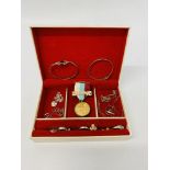 JEWELLERY BOX AND CONTENTS TO INCLUDE SILVER BRACELETS, RINGS, MASONIC MEDAL R.M.J.