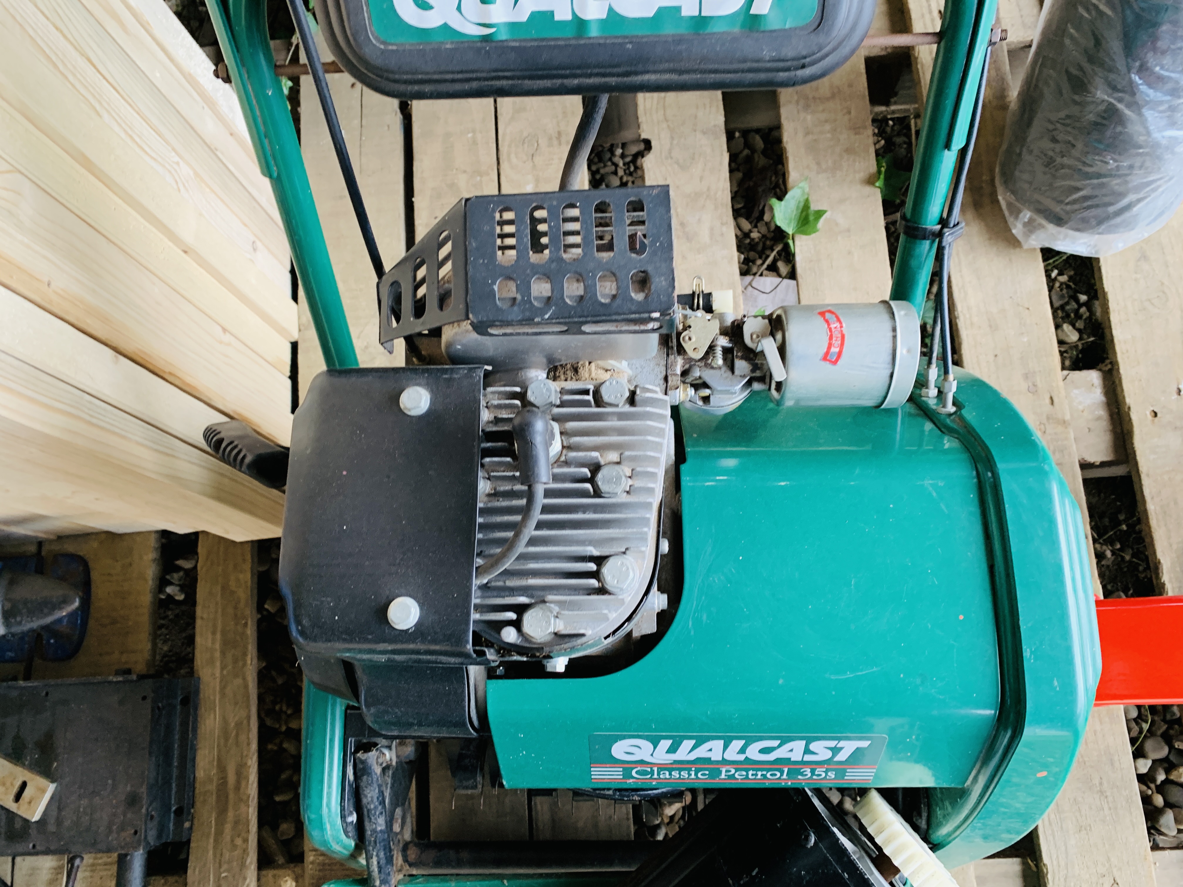 A QUALCAST CLASSIC PETROL 35S CYLINDER MOWER WITH SCARIFIER ATTACHMENT (INSTRUCTIONS WITH - Image 5 of 5