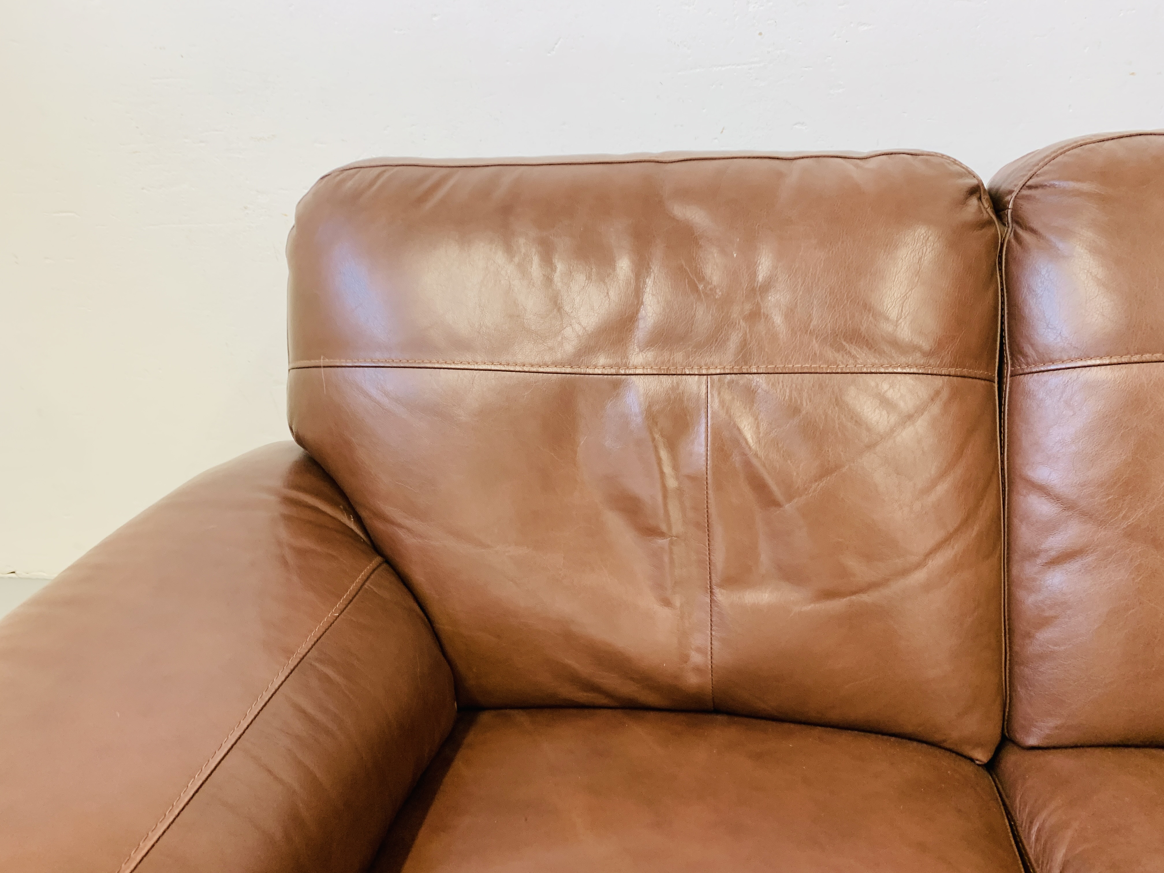 A GOOD QUALITY TAN LEATHER THREE PIECE LOUNGE SUITE WITH MATCHING FOOT STOOL - Image 9 of 24