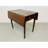 AN EARLY 19C SINGLE DRAWER MAHOGANY PEMBROKE TABLE WITH DRAWER TO END - W 54CM. WIDTH EXTENDED 95CM.