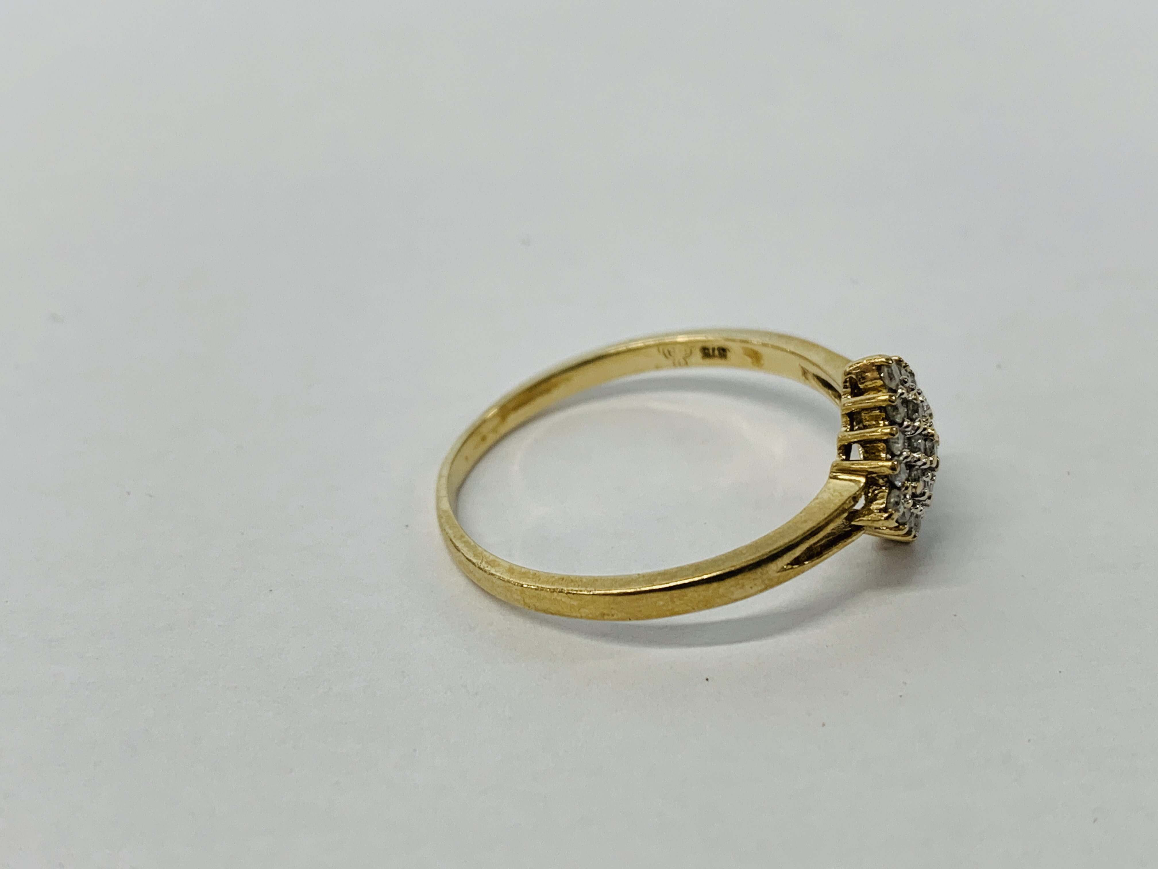 A 9CT GOLD DIAMOND SET CLUSTER RING - Image 6 of 10