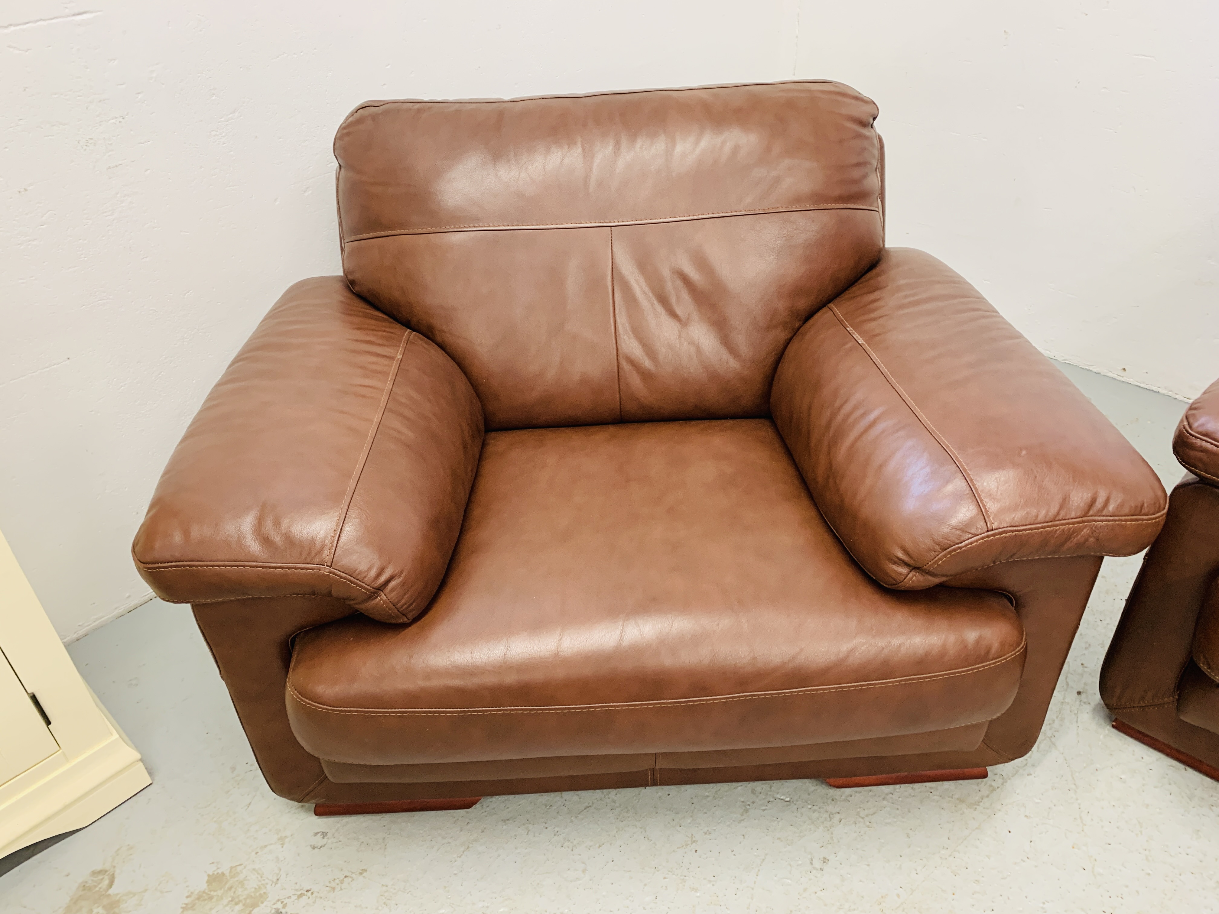A GOOD QUALITY TAN LEATHER THREE PIECE LOUNGE SUITE WITH MATCHING FOOT STOOL - Image 13 of 24