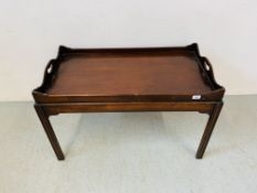 A MAHOGANY LOW SERVING TABLE WITH DETACHABLE TRAY TOP 96 X 53CM