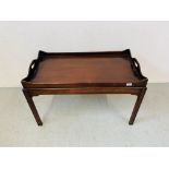 A MAHOGANY LOW SERVING TABLE WITH DETACHABLE TRAY TOP 96 X 53CM