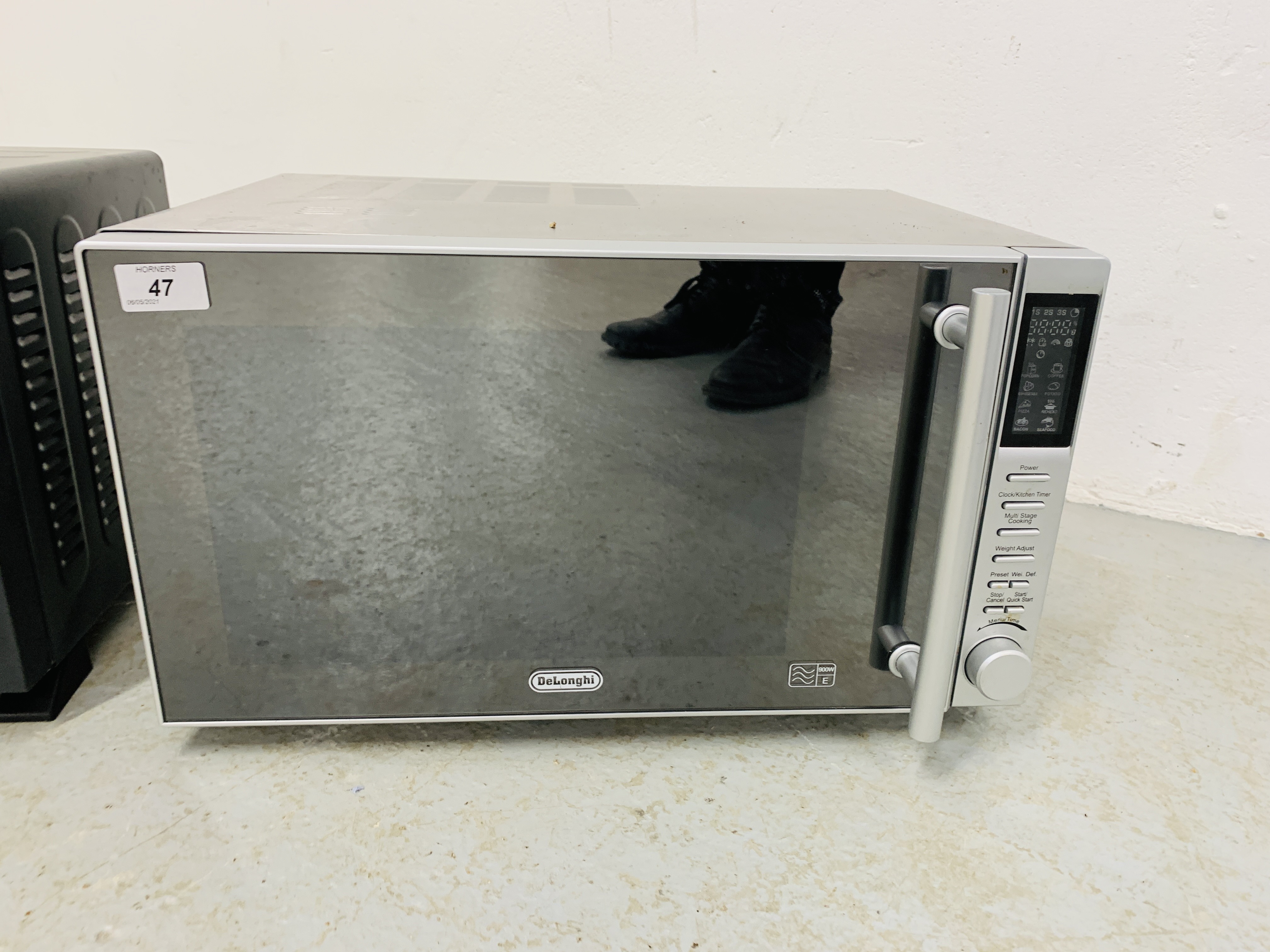 A DELONGHI 900 WATT MICROWAVE OVEN AND A COOKWORKS TABLE TOP OVEN - SOLD AS SEEN - Image 5 of 9