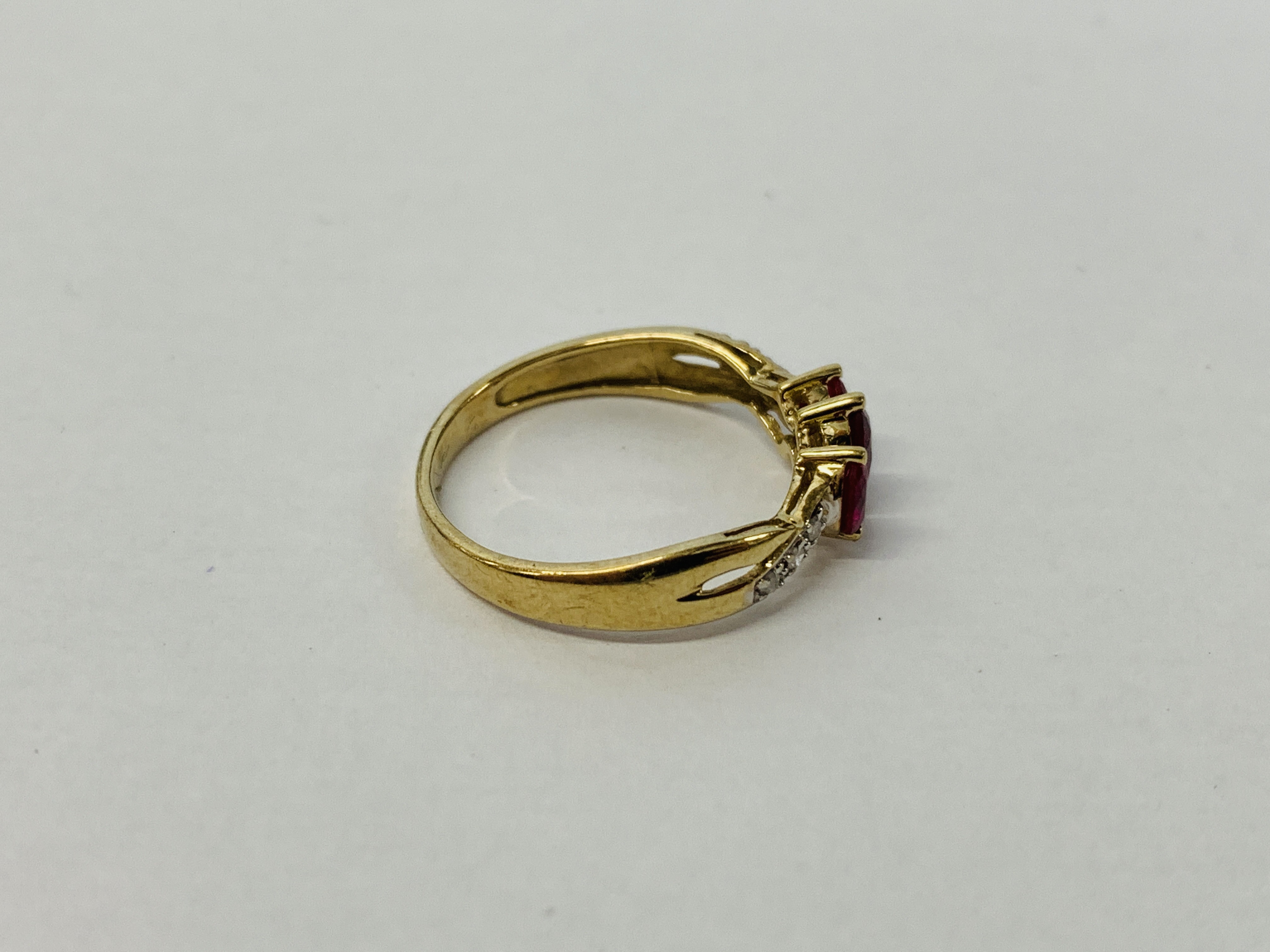 A 9CT GOLD THREE STONE RUBY RING WITH DIAMOND SET SHOULDERS - Image 6 of 8