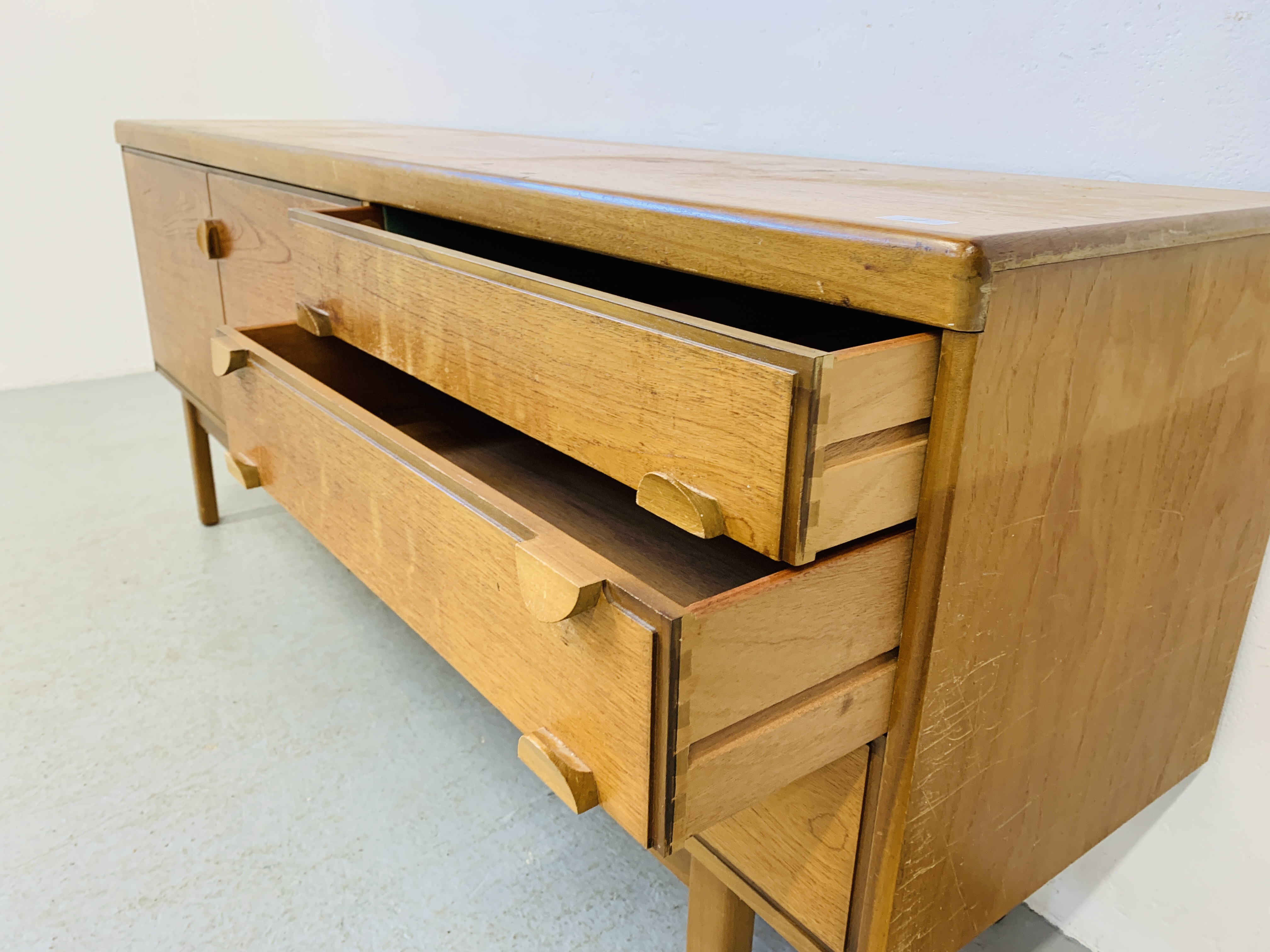 A RETRO TEAK FINISH SIDEBOARD WITH THREE DRAWERS AND TWO CABINET DOORS - LENGTH 184CM. DEPTH 45CM. - Image 8 of 13