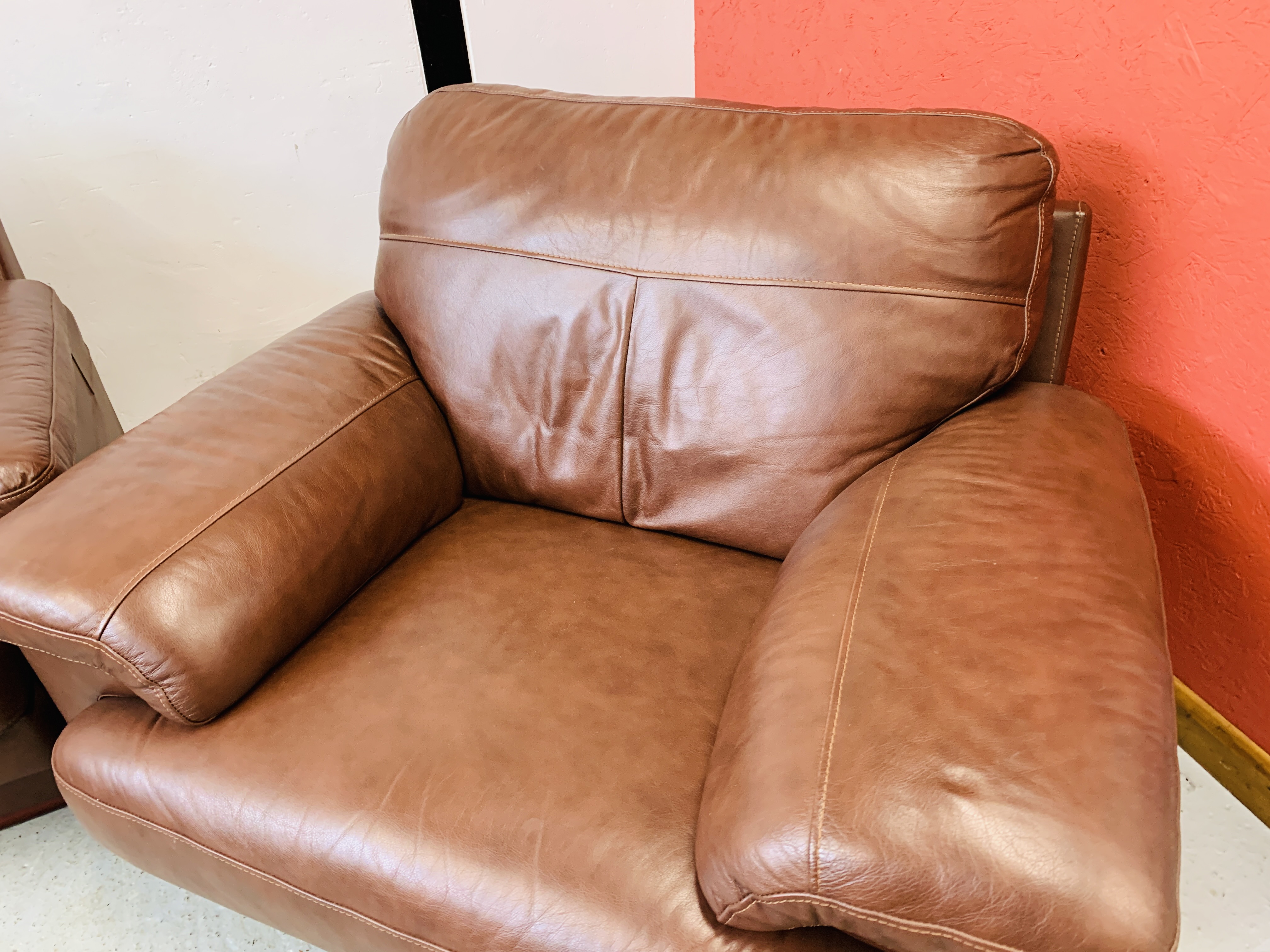 A GOOD QUALITY TAN LEATHER THREE PIECE LOUNGE SUITE WITH MATCHING FOOT STOOL - Image 20 of 24