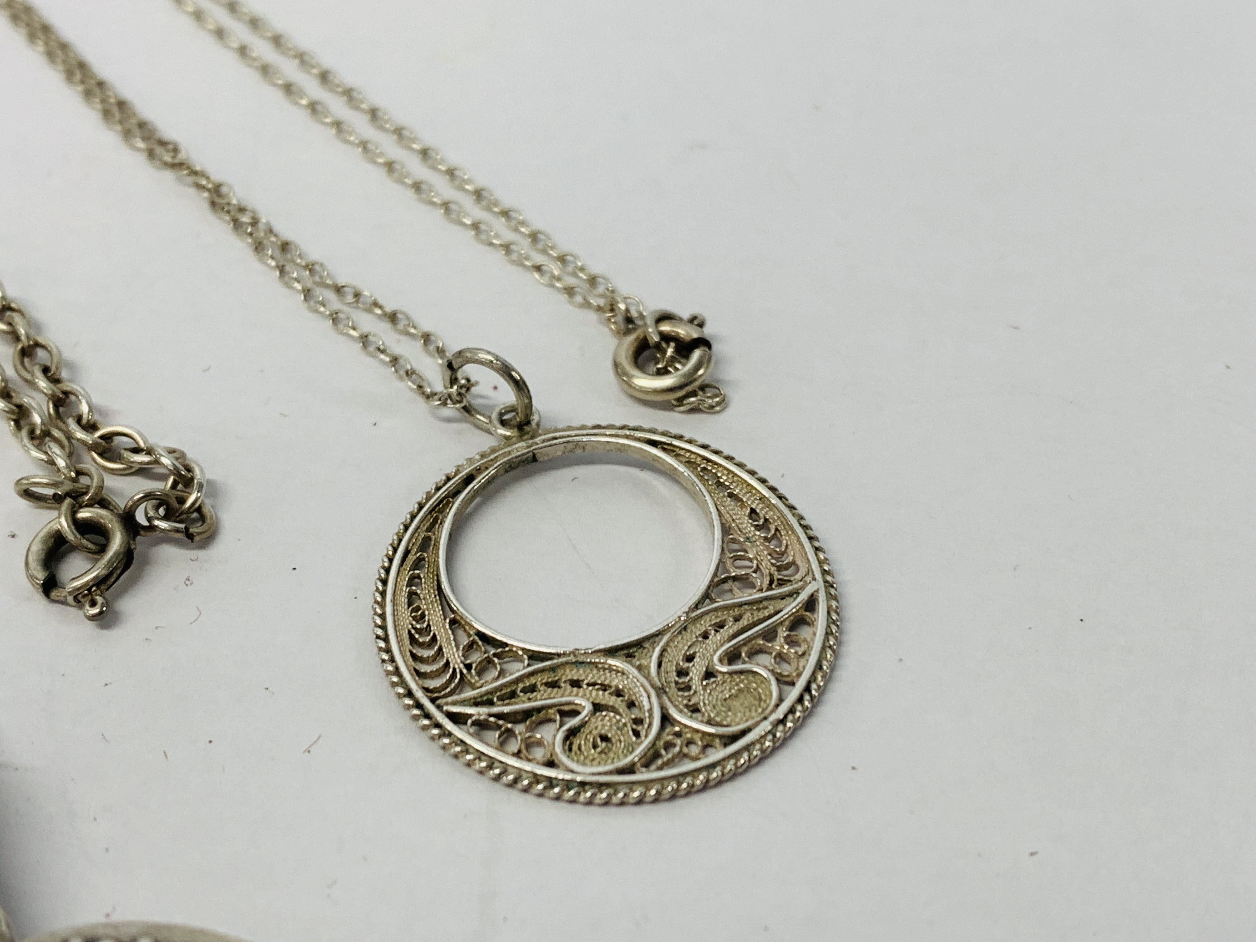 A SILVER OVAL LOCKET ON CHAIN IN A BULLENS OF NORWICH BOX - Image 6 of 9