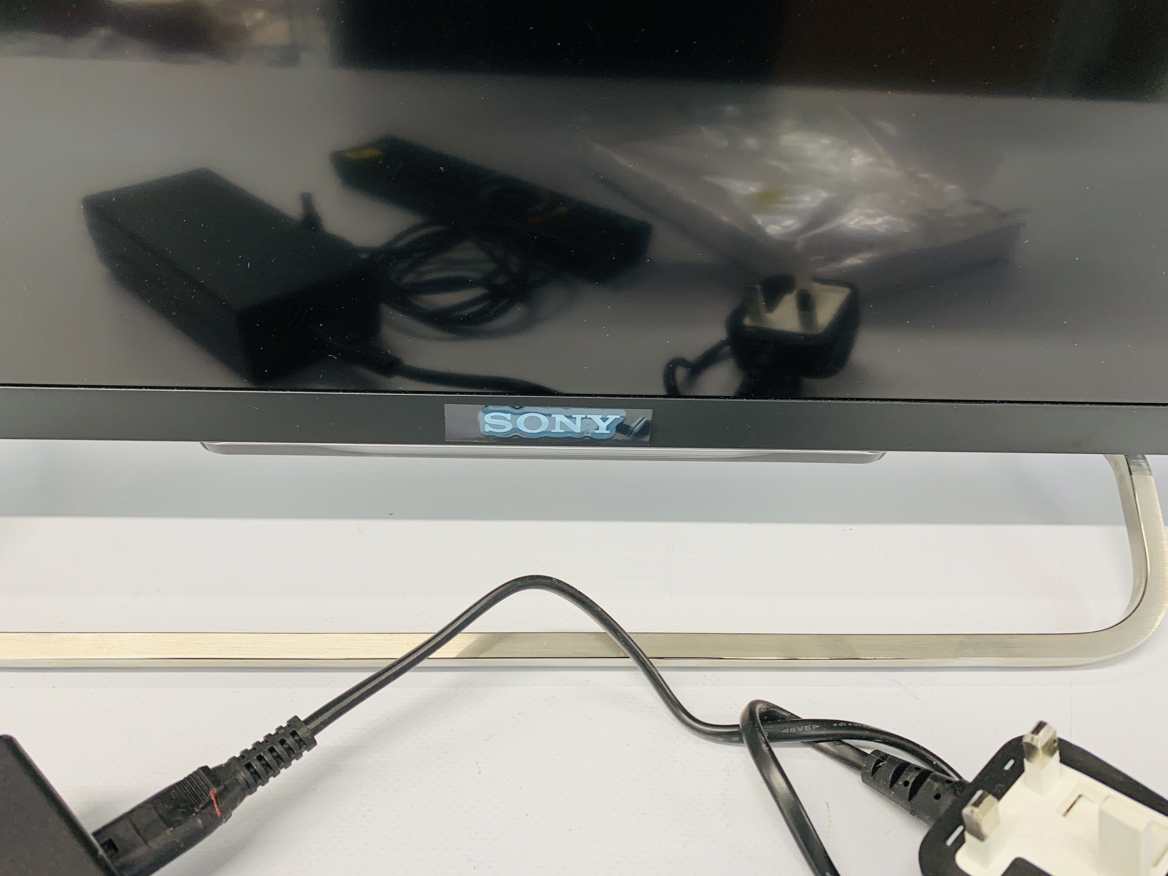 A SONY BRAVIA 32 INCH SMART TELEVISION MODEL KDL - 32W705B (REMOTE WITH AUCTIONEER) - SOLD AS SEEN - Image 6 of 9