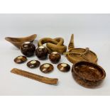 A GROUP OF DESIGNER TREEN WARES TO INCLUDE SPHERICAL CANDLE HOLDERS, ENTRE DISHES, BOWLS ETC.