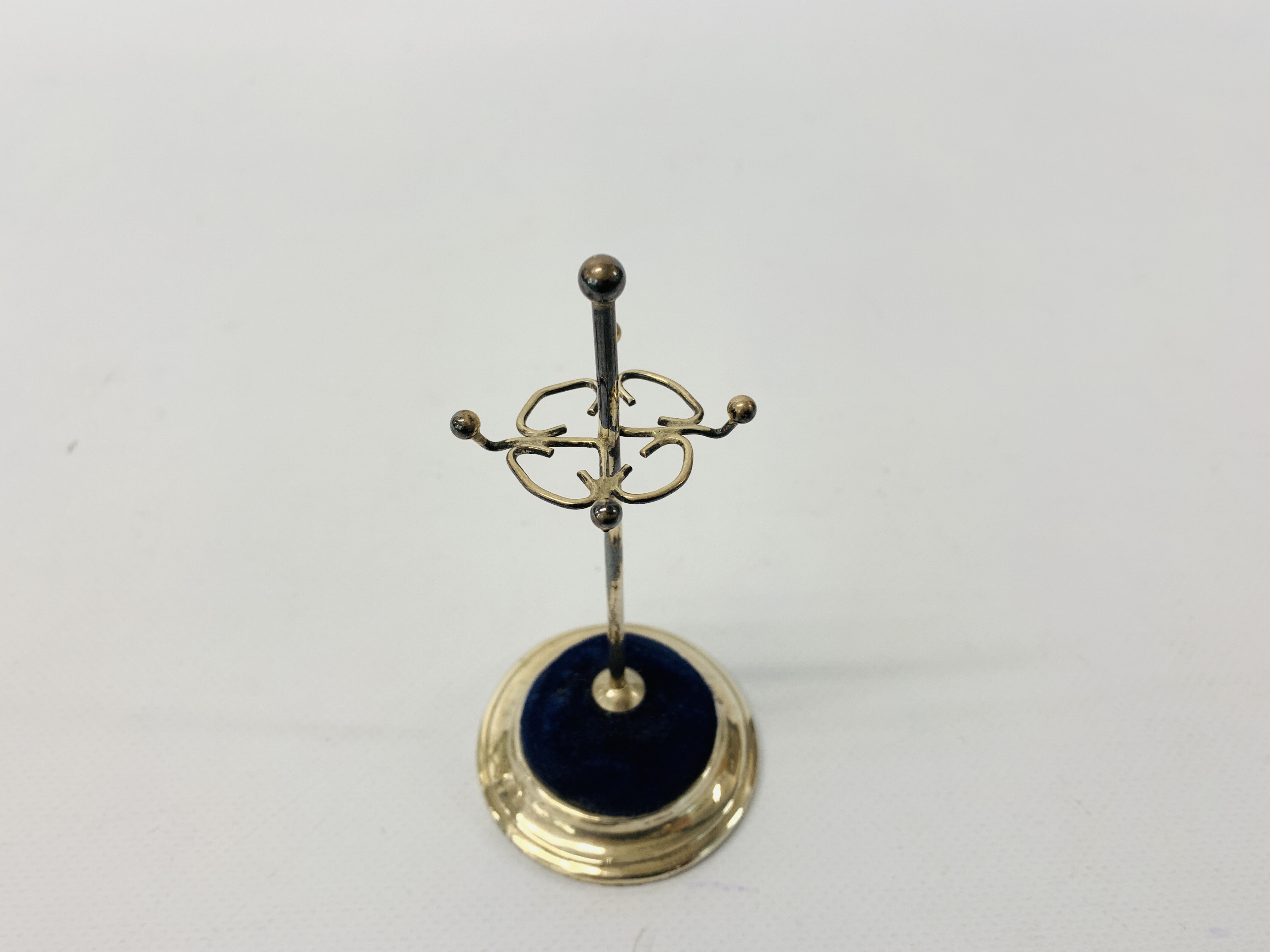 A SILVER HAT PIN STAND BY EW LTD, BIRMINGHAM 1908, HEIGHT 12.5CM. - Image 2 of 9